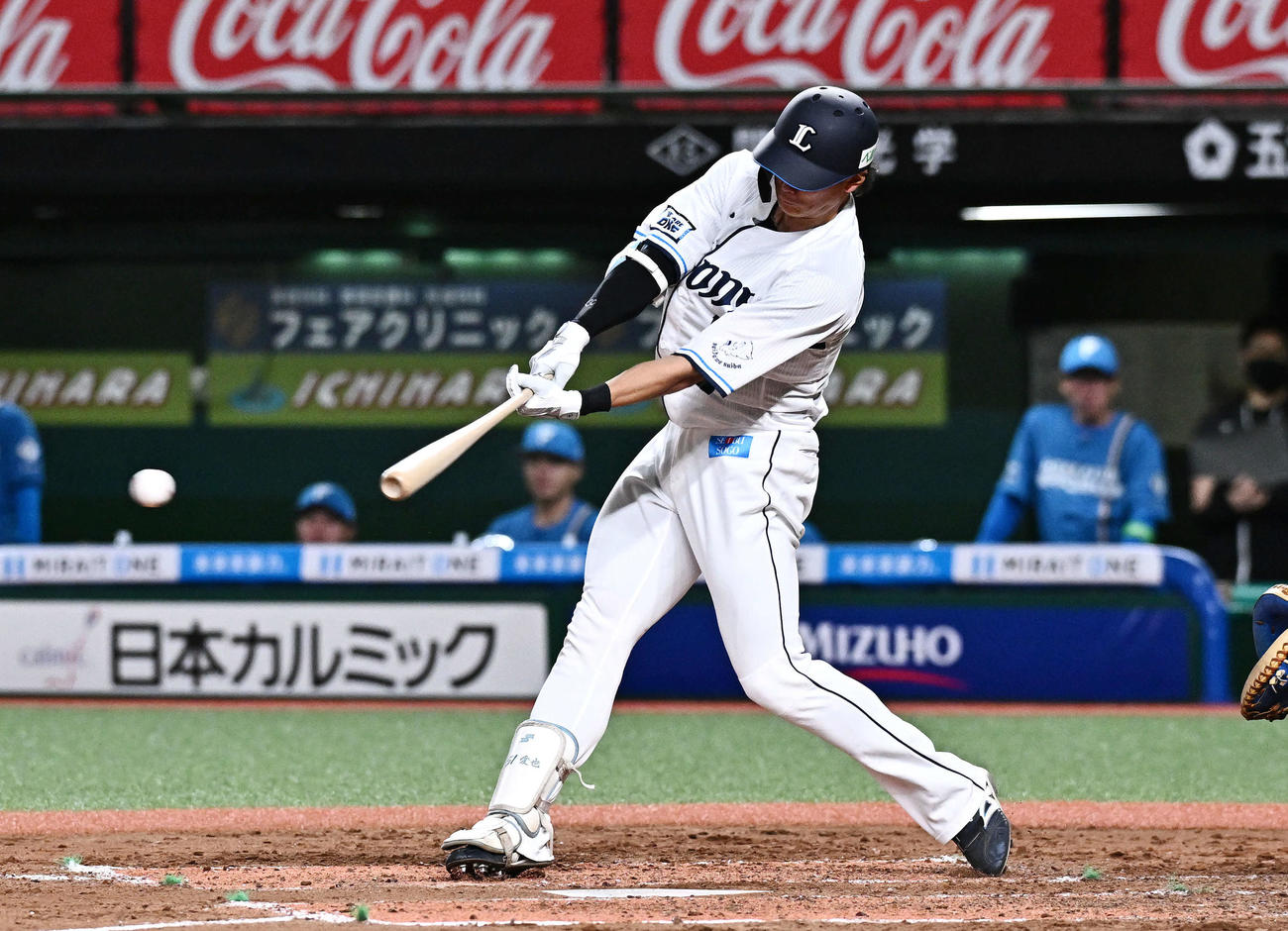 西武対日本ハム　4回裏西武1死、西川は右前打を放つ（撮影・滝沢徹郎）