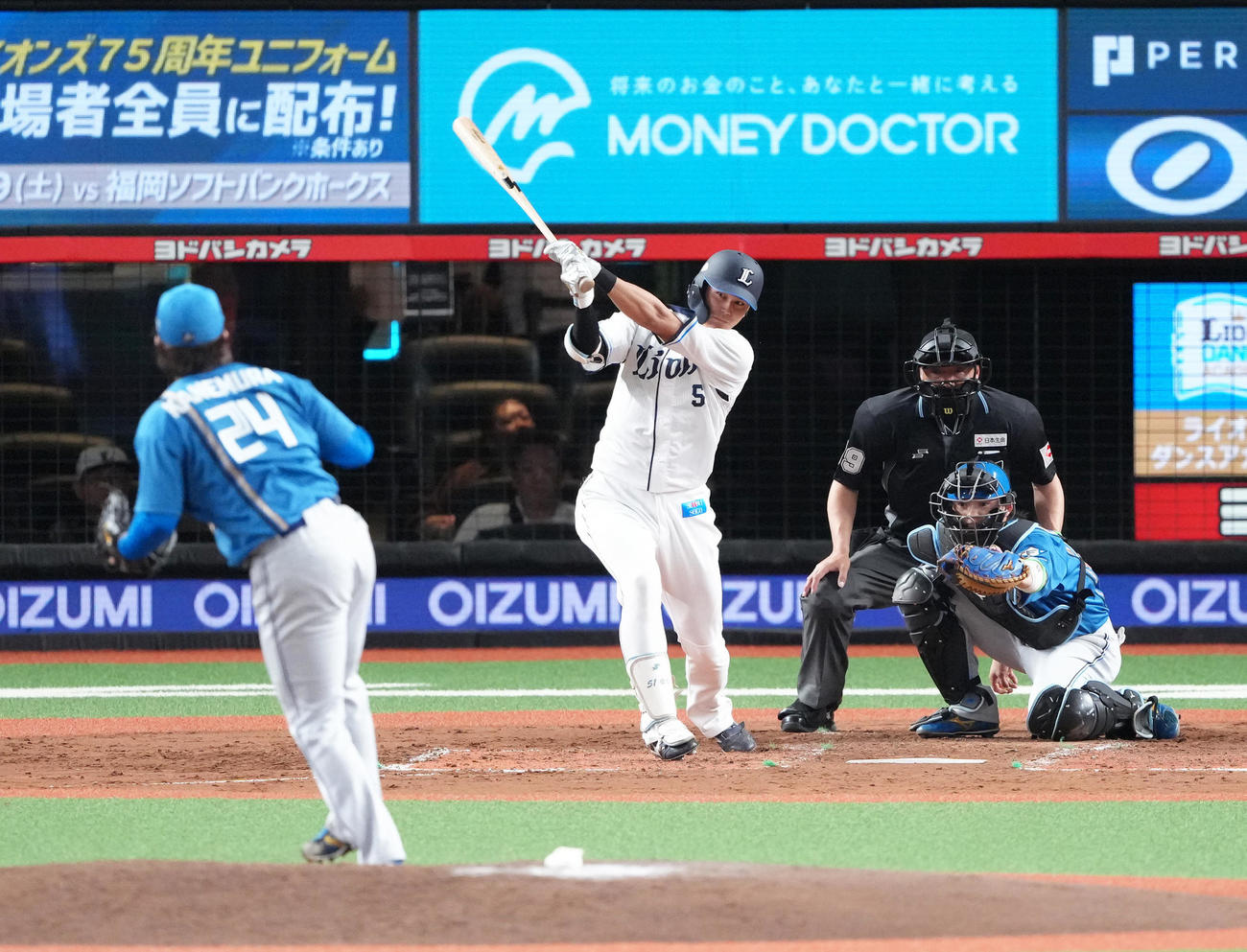 西武対日本ハム　4回裏西武1死、西川は右前打を放つ。投手金村（撮影・足立雅史）