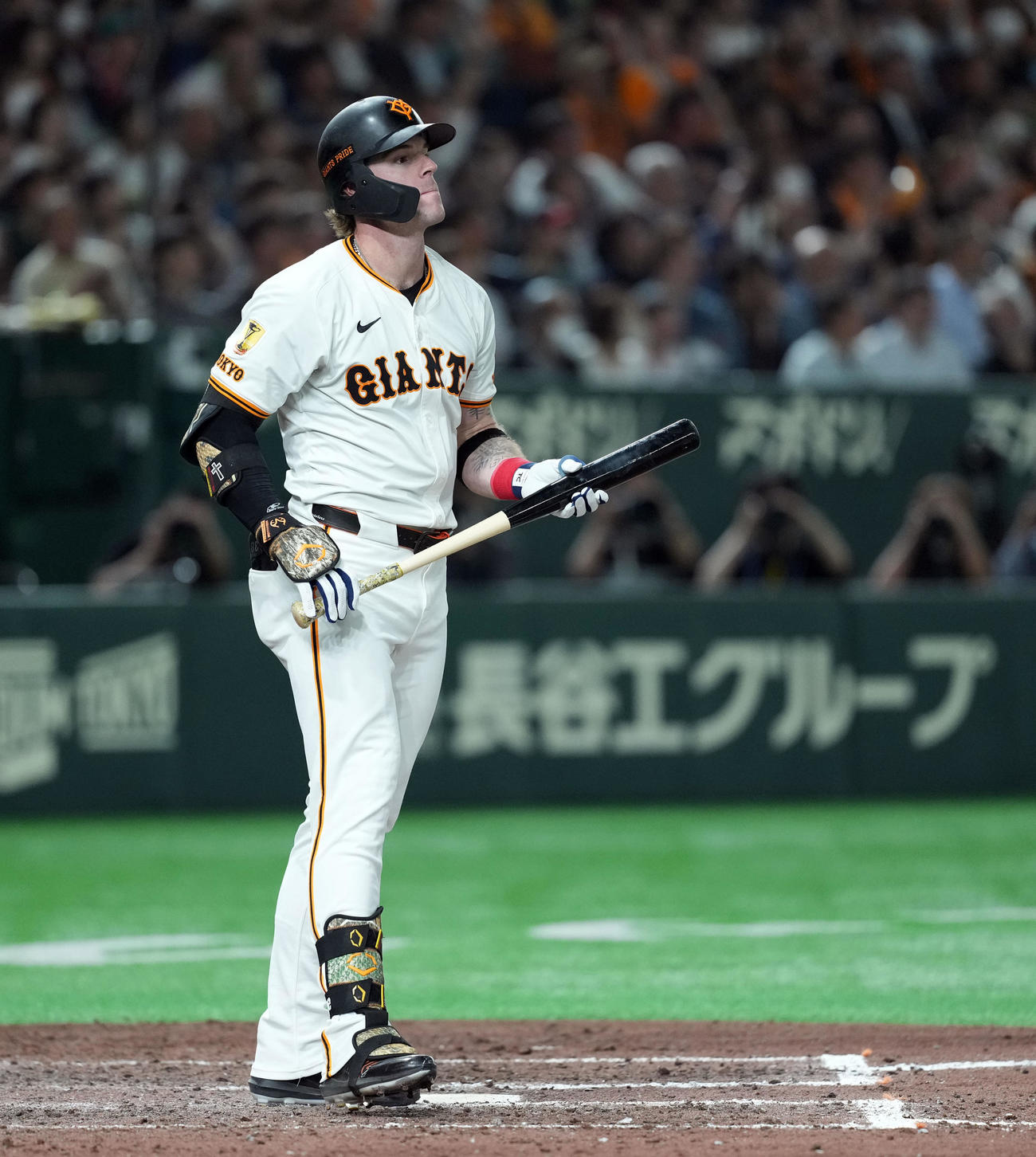 巨人対ヤクルト　8回裏巨人無死一塁、右越えに2点本塁打を放ったキャベッジ（撮影・たえ見朱実）