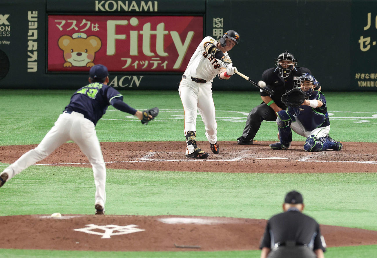 巨人対ヤクルト　8回裏巨人無死一塁、右越え2点本塁打を放つキャベッジ。投手山本（撮影・河田真司）