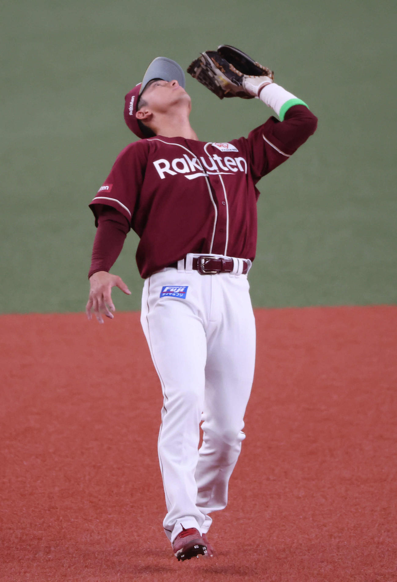オリックス対楽天　1回裏オリックス無死、遊撃手宗山は中川の飛球を捕球しアウトとする（撮影・西尾就之）