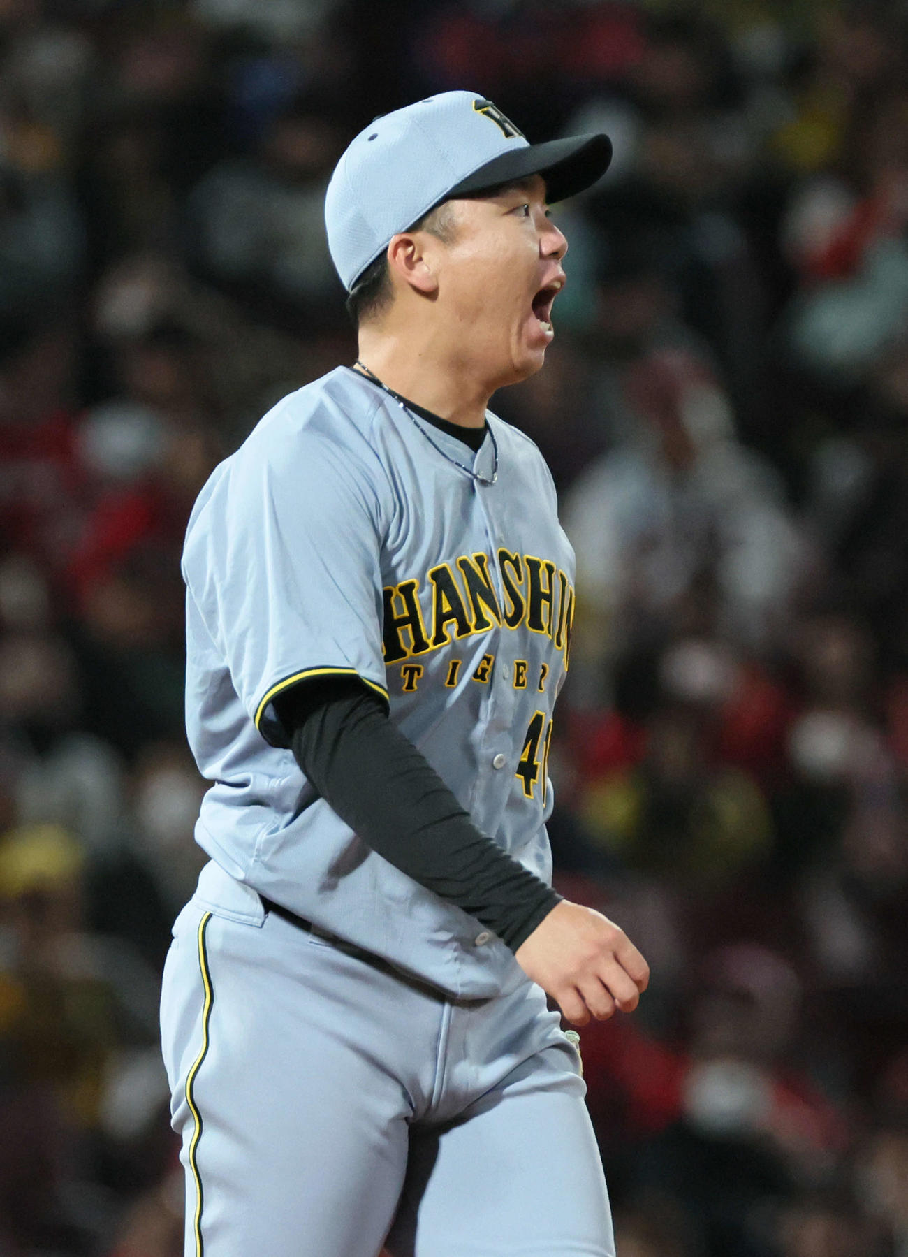 広島対阪神　5回裏広島1死、菊池を三振に打ち取り、雄たけびを上げる村上（撮影・加藤孝規）