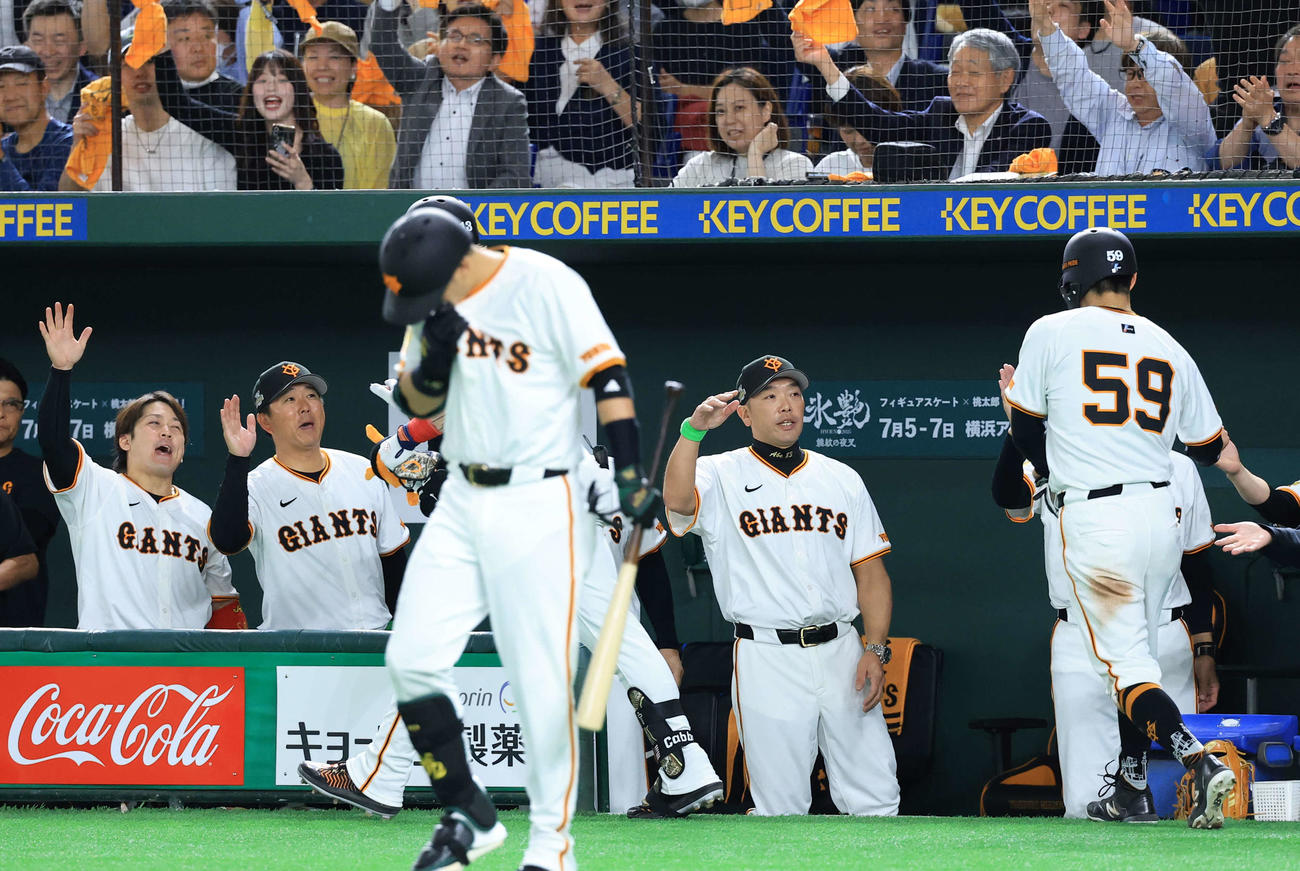 巨人対ヤクルト　8回裏巨人無死一塁、キャベッジ（手前左）が2点本塁打を放ち拍手で迎える阿部監督ら（撮影・浅見桂子）
