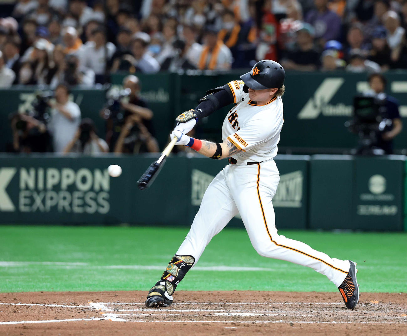 巨人対ヤクルト　8回裏巨人無死一塁、キャベッジは2点本塁打を放つ（撮影・浅見桂子）