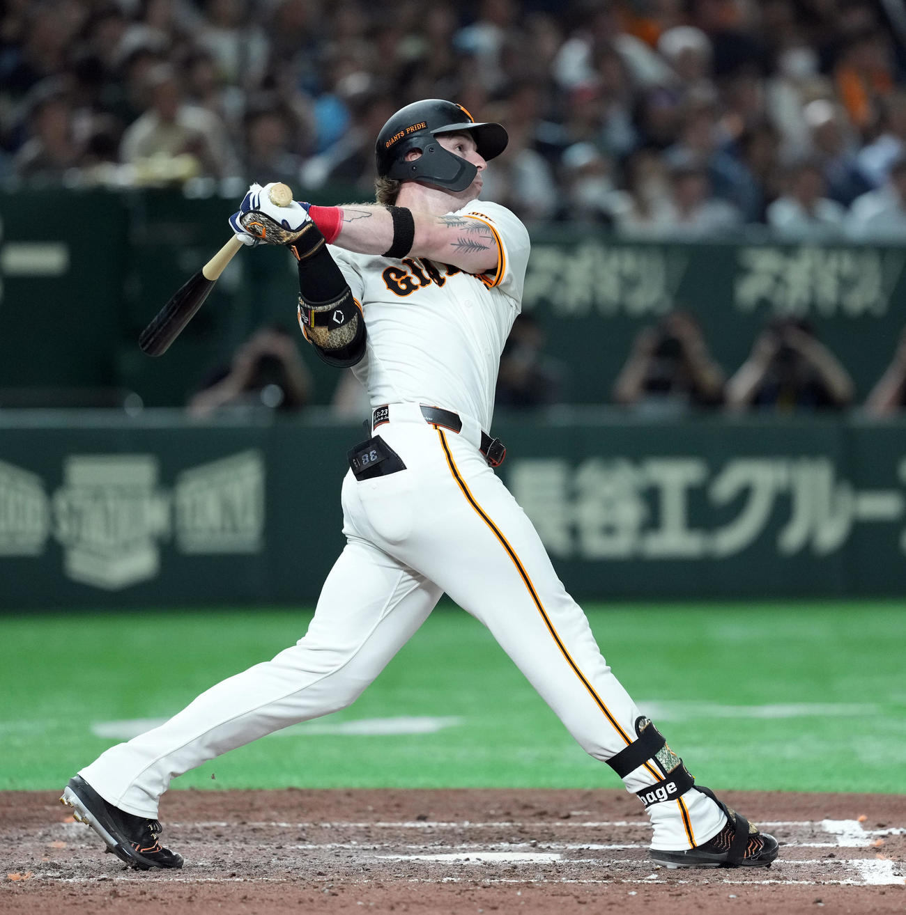 巨人対ヤクルト　8回裏巨人無死一塁、右越えに2点本塁打を放ったキャベッジ（撮影・たえ見朱実）
