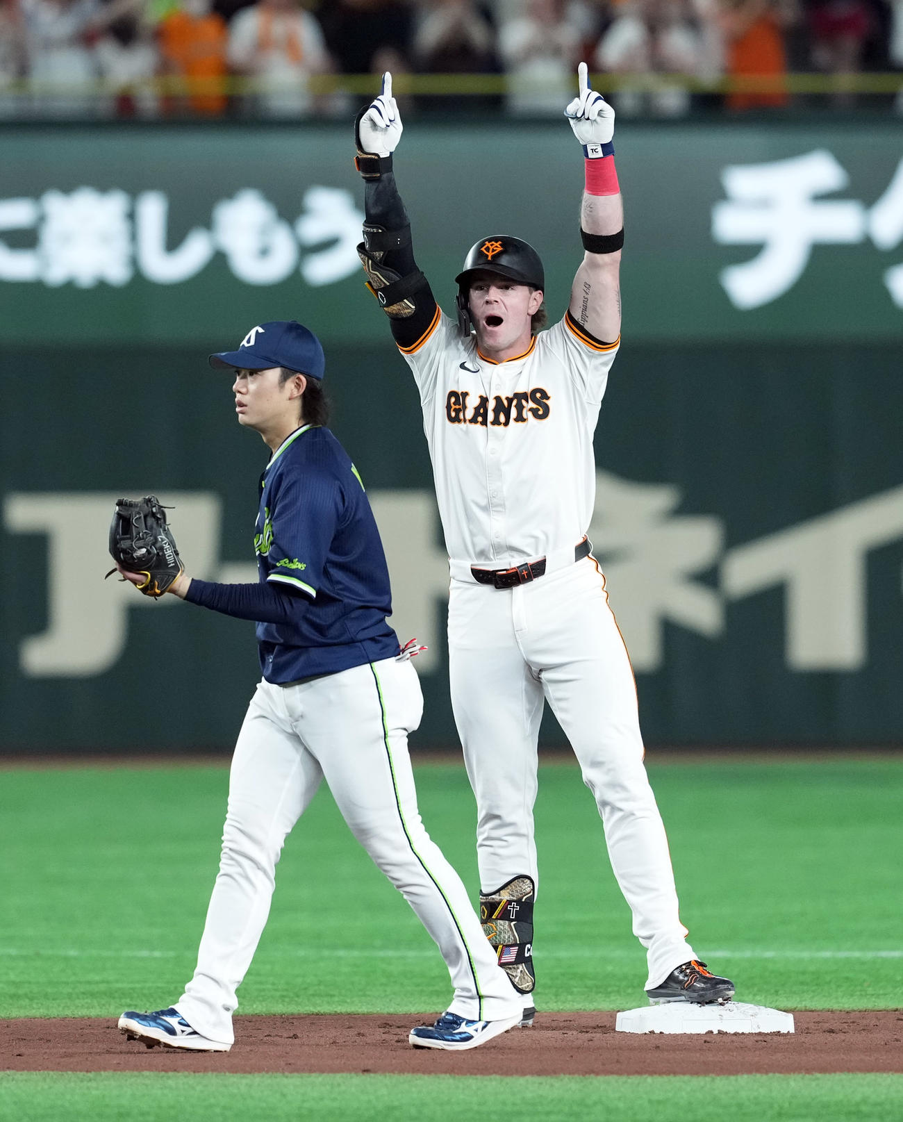 巨人対ヤクルト　1回裏巨人無死一塁、右フェンス直撃の二塁打を放ったキャベッジ（撮影・たえ見朱実）