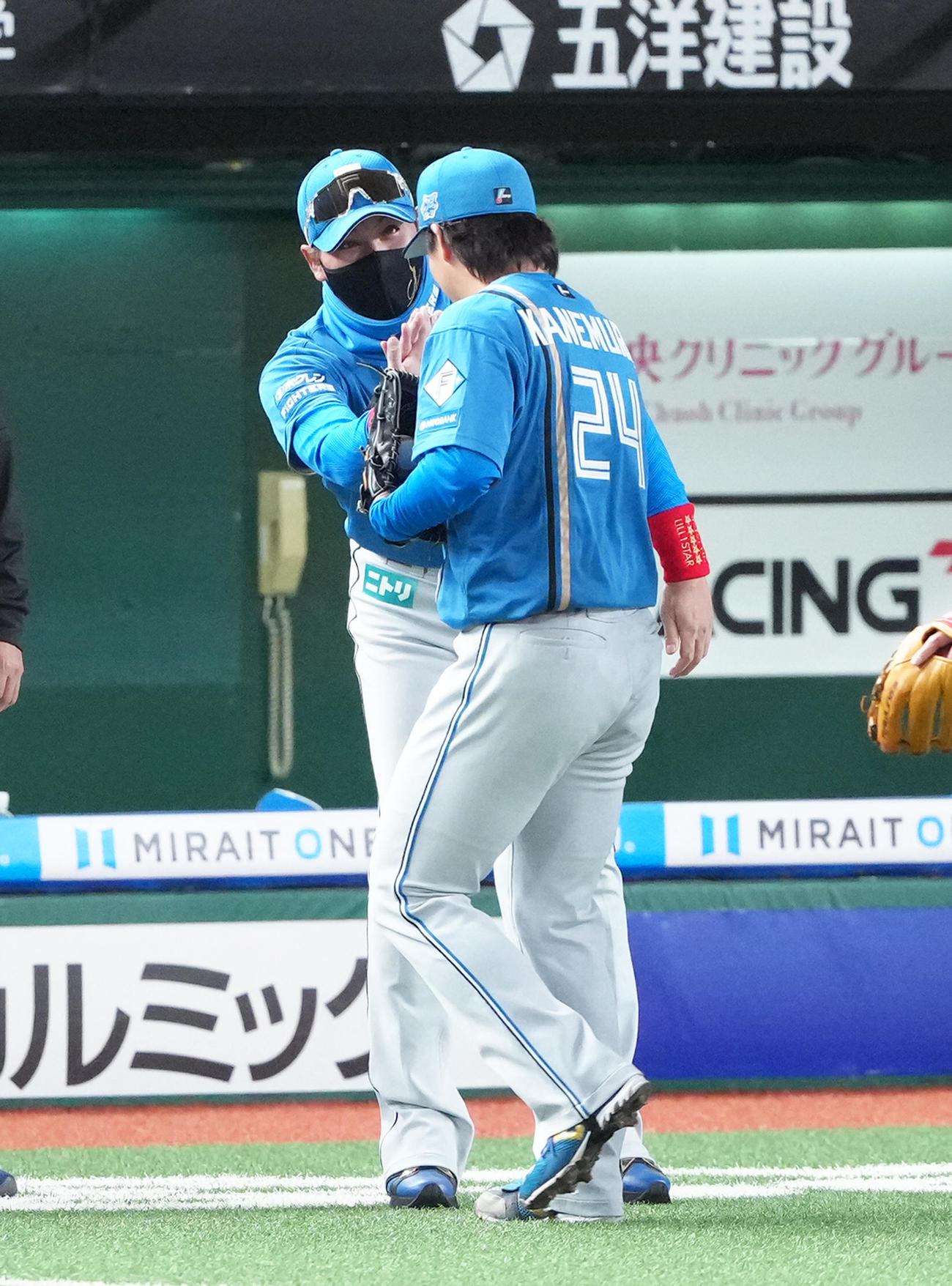 西武対日本ハム　開幕戦を完封勝利で飾った日本ハム金村（右）をタッチで迎える新庄監督（撮影・足立雅史）