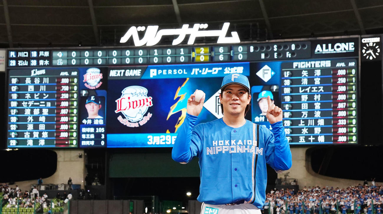 西武対日本ハム　開幕戦を完封勝利で飾り笑顔を見せる日本ハム金村（撮影・横山健太）