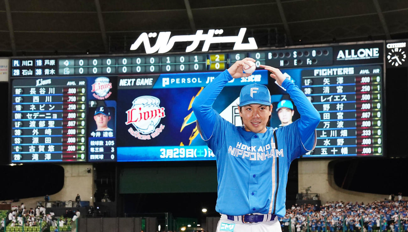 西武対日本ハム　開幕戦を完封勝利で飾り笑顔を見せる日本ハム金村（撮影・横山健太）