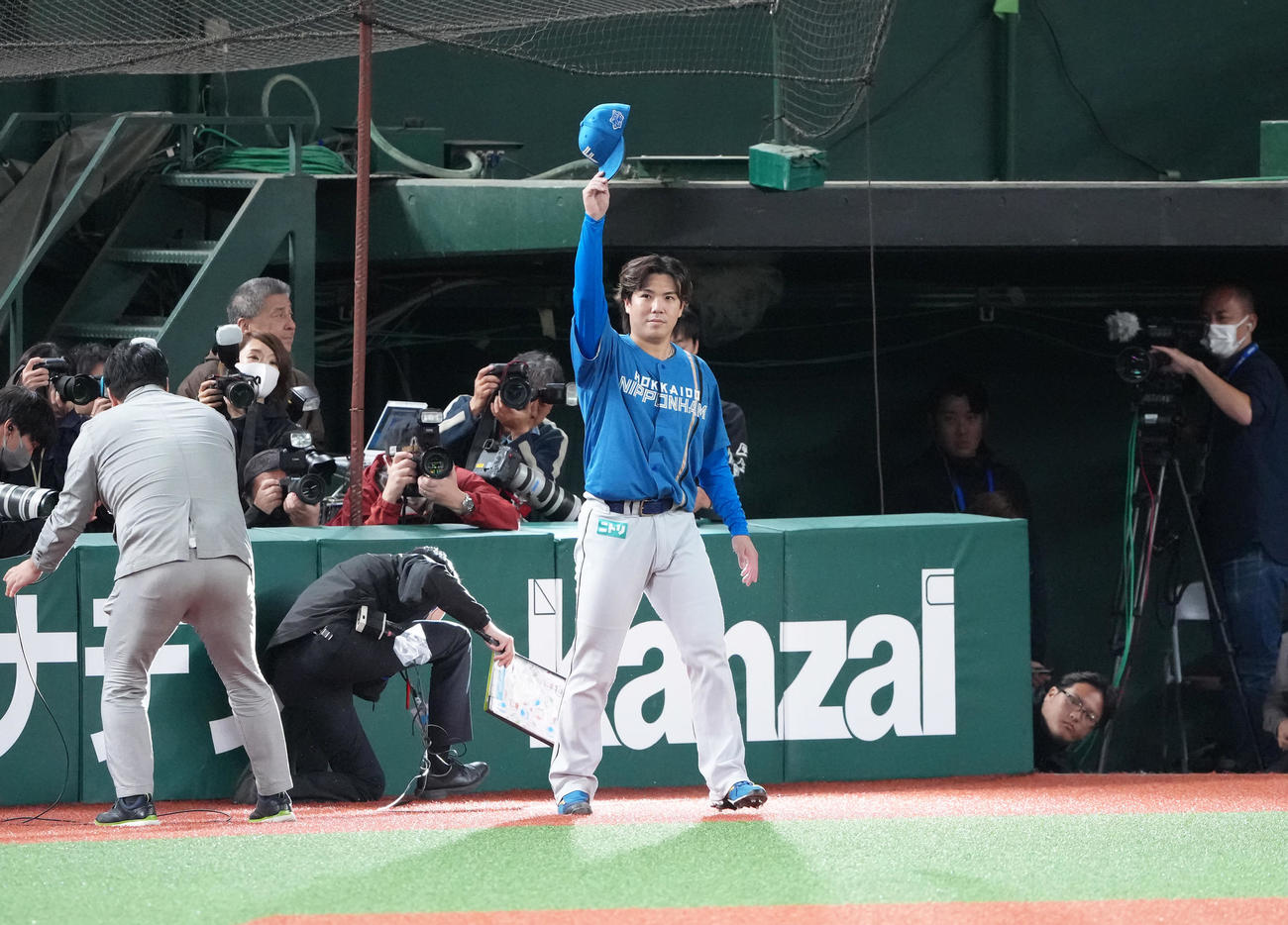 西武対日本ハム　開幕戦を完封勝利で飾りスタンドの声援に応える日本ハム金村（撮影・足立雅史）