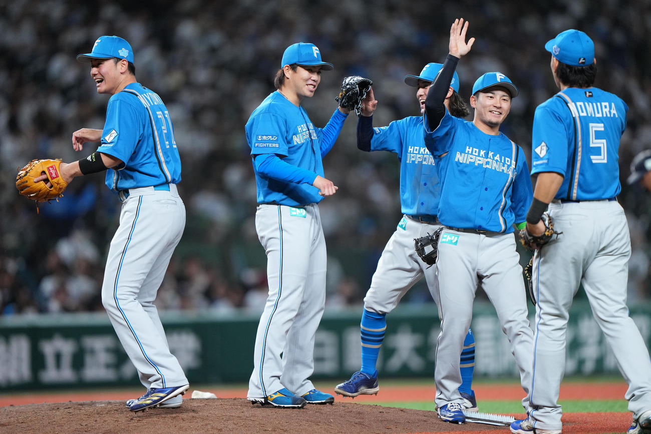 西武対日本ハム　開幕戦を完封勝利で飾りタッチを交わす金村（左から2人目）ら日本ハムナイン（撮影・横山健太）