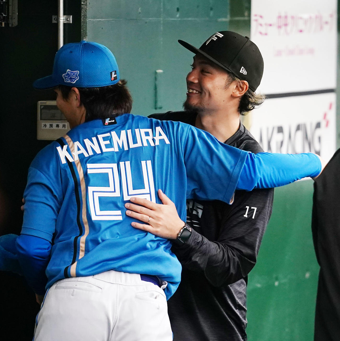 西武対日本ハム　開幕戦を完封勝利で飾った日本ハム金村（左）を抱き締める伊藤（撮影・横山健太）