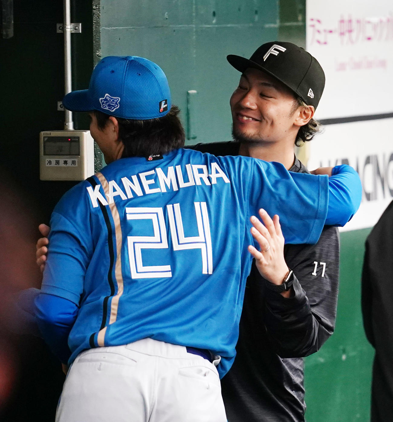 西武対日本ハム　開幕戦を完封勝利で飾った日本ハム金村（左）を抱き締める伊藤（撮影・横山健太）