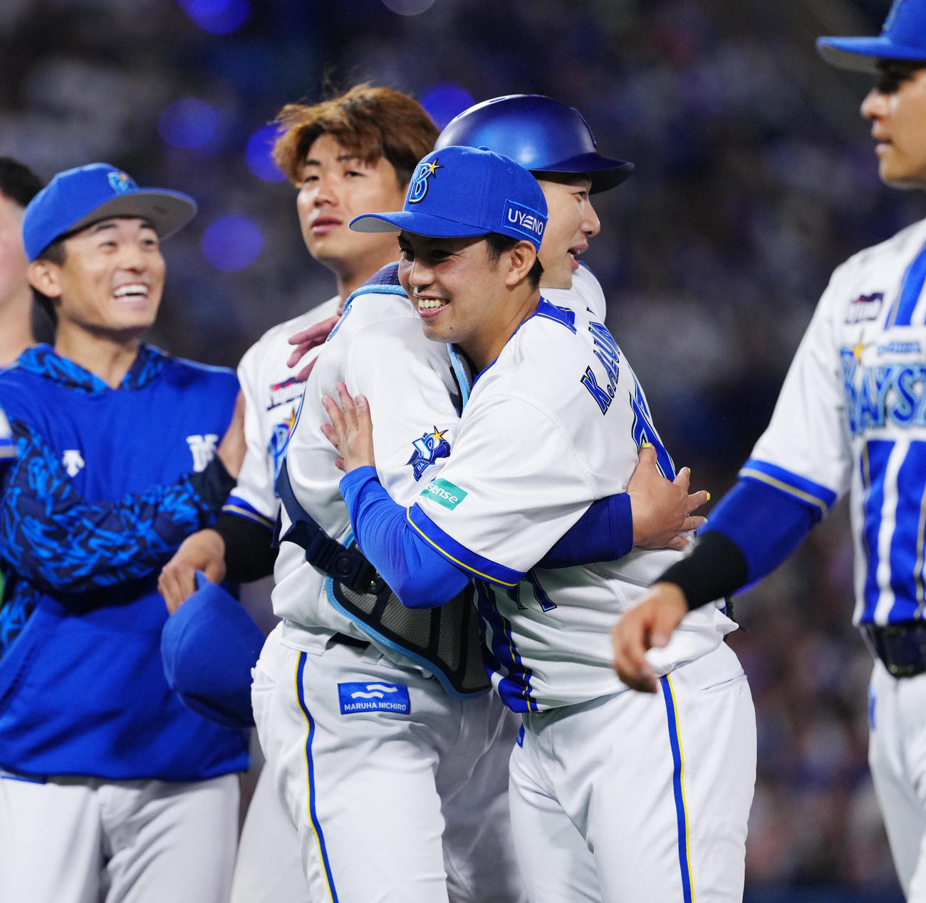 DeNA対中日　試合後、抱き合うDeNA東（中央右）と山本（撮影・江口和貴）