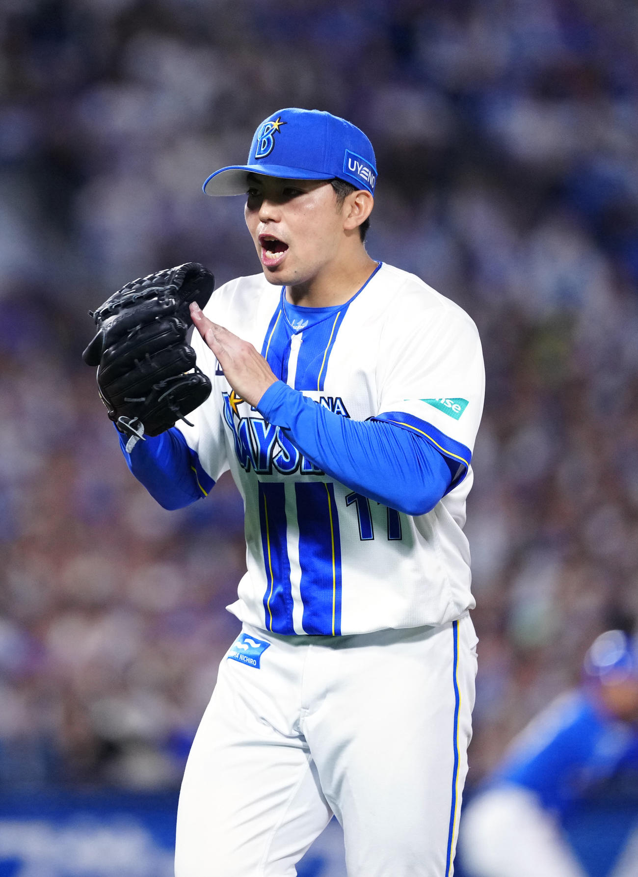 DeNA対中日　5回表中日2死二塁、高橋宏を二ゴロに仕留めベンチに引き揚げる東（撮影・江口和貴）