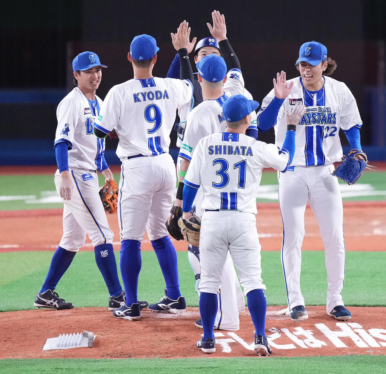 DeNA対中日　中日に勝利し、タッチを交わすDeNAナイン（撮影・鈴木みどり）