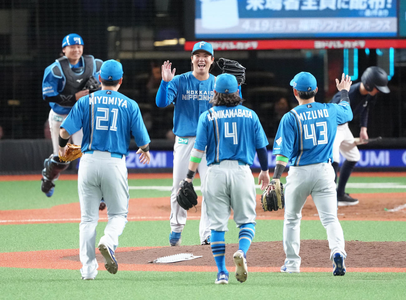 西武対日本ハム　開幕戦を完封勝利で飾り笑顔を見せる日本ハム金村（中央）ら（撮影・足立雅史）
