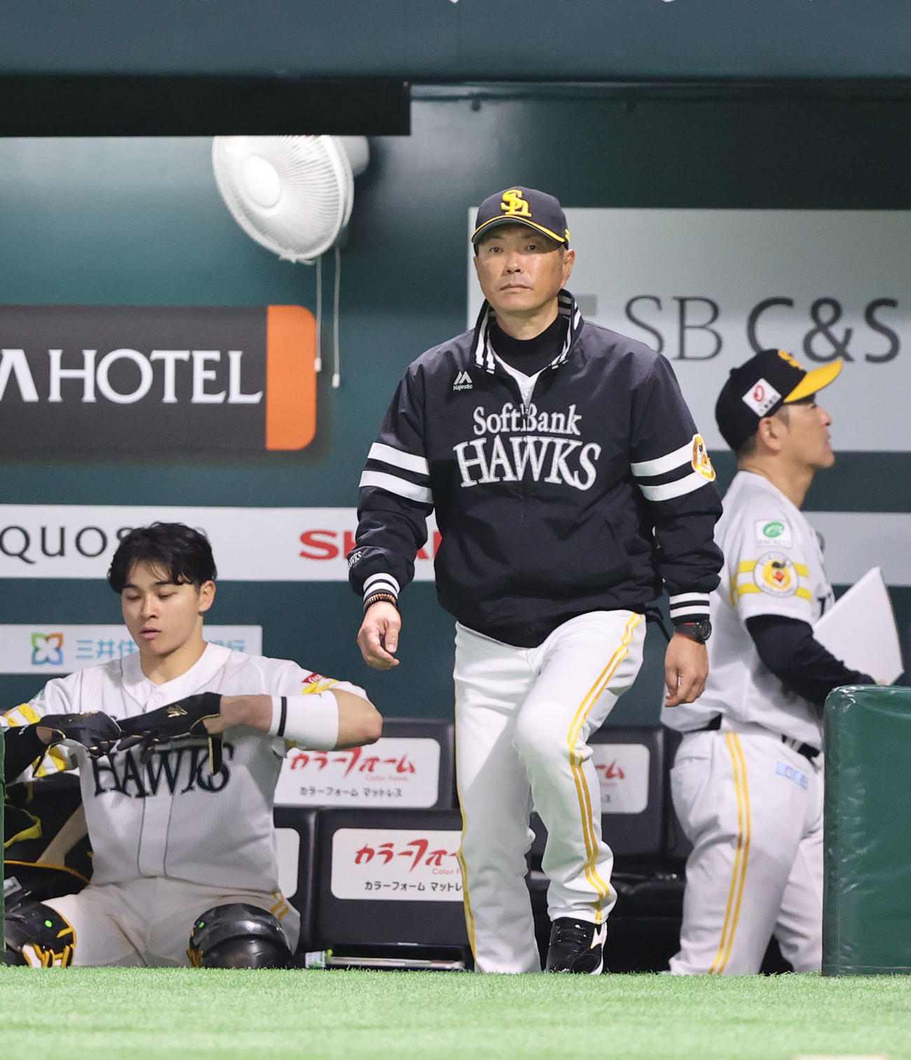ソフトバンク対ロッテ　選手交代を審判に告げるためベンチから出る小久保監督（撮影・梅根麻紀）