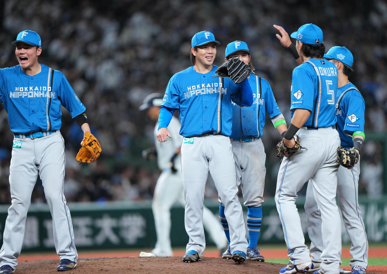 西武対日本ハム　開幕戦を完封勝利で飾りタッチを交わす金村（左から2人目）ら日本ハムナイン（撮影・横山健太）
