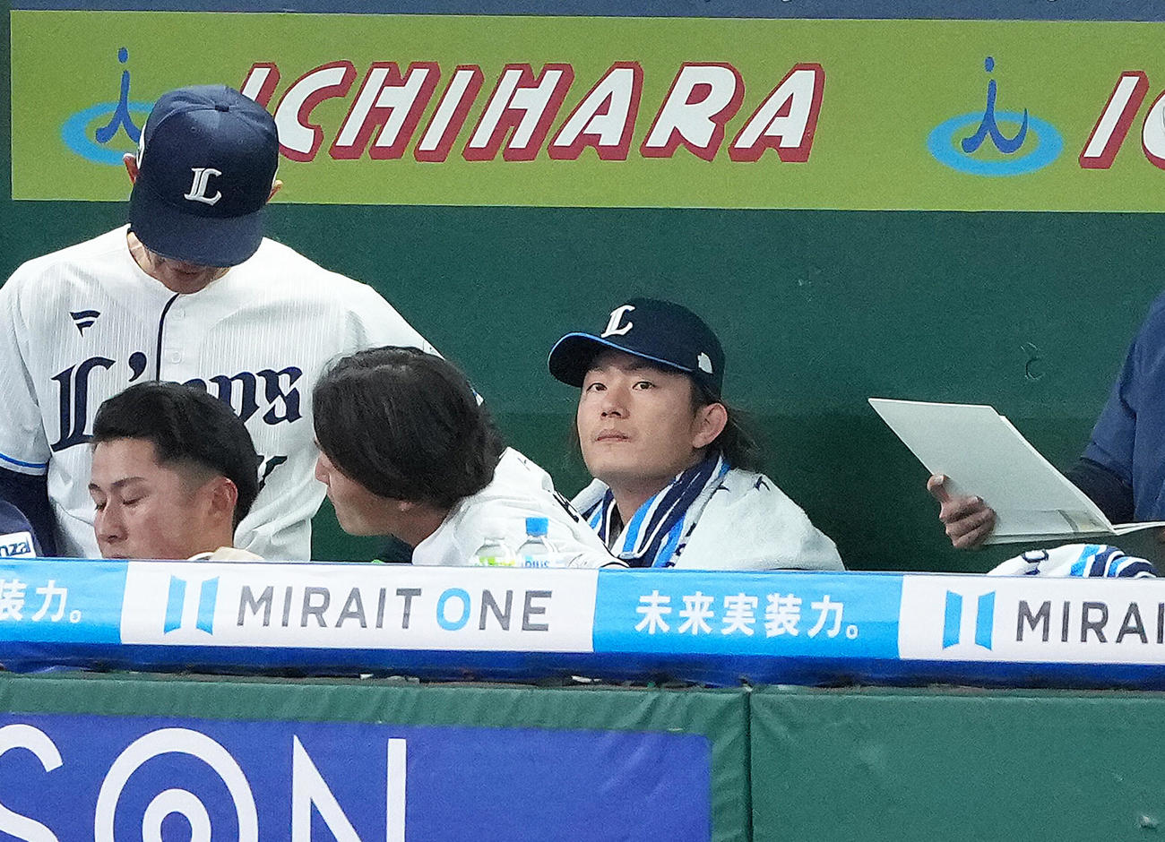 西武対日本ハム　9回2失点の西武今井はベンチで渋い顔を見せる（撮影・足立雅史）