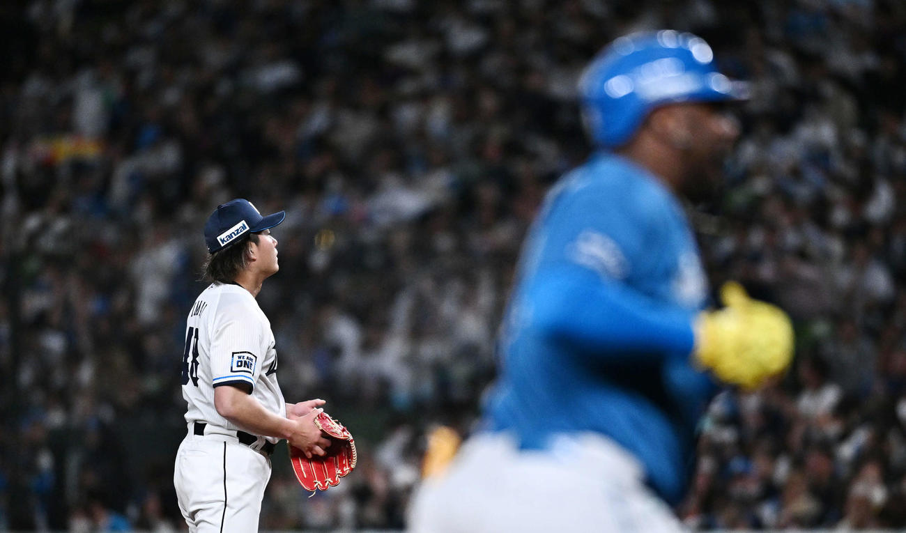 西武対日本ハム　9回表日本ハム2死、レイエス（手前）にソロ本塁打を許す今井（撮影・滝沢徹郎）