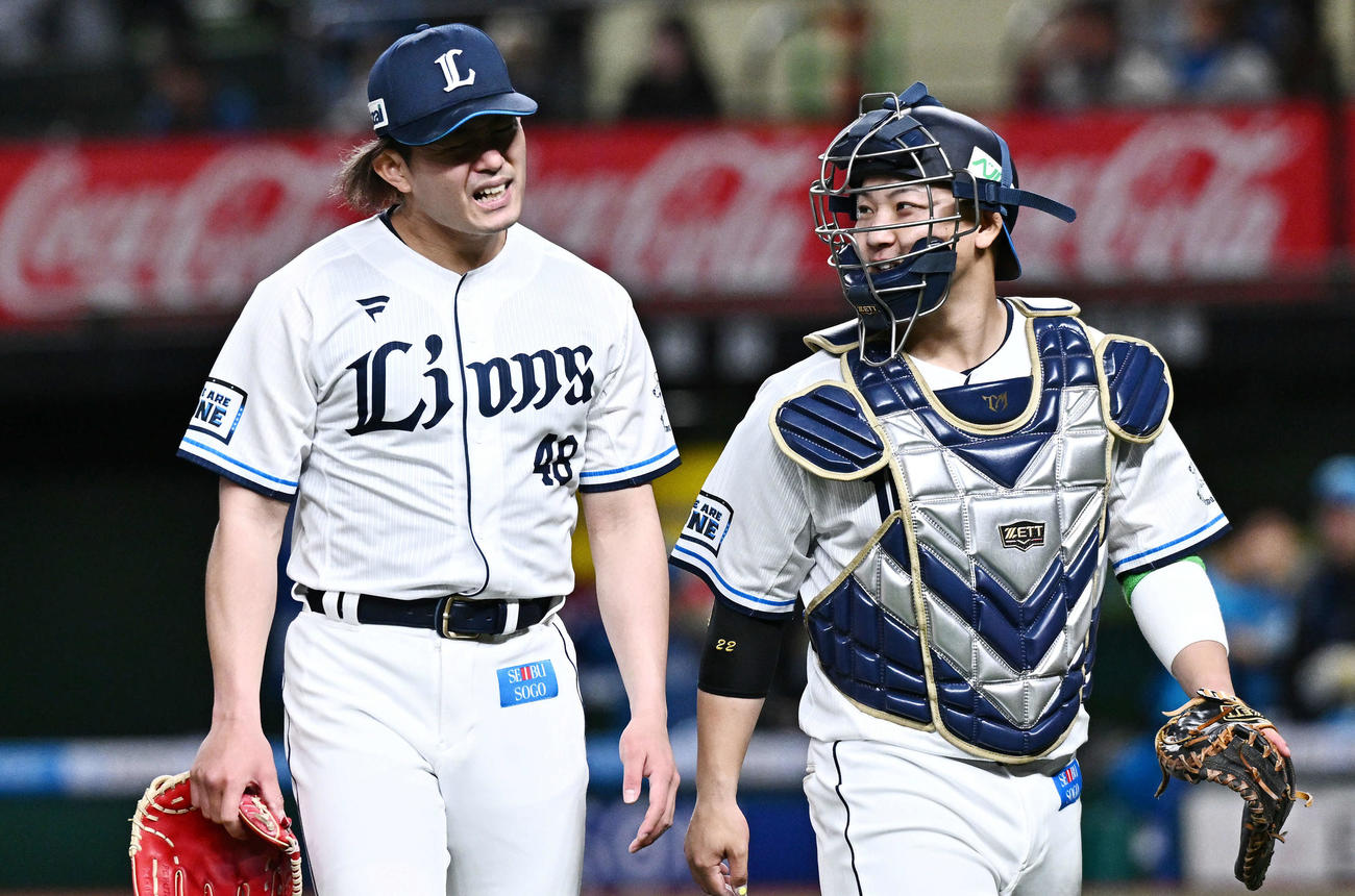 西武対日本ハム　7回表に先制を許した西武先発の今井（左）は厳しい表情で引き揚げる。捕手古賀悠（撮影・滝沢徹郎）