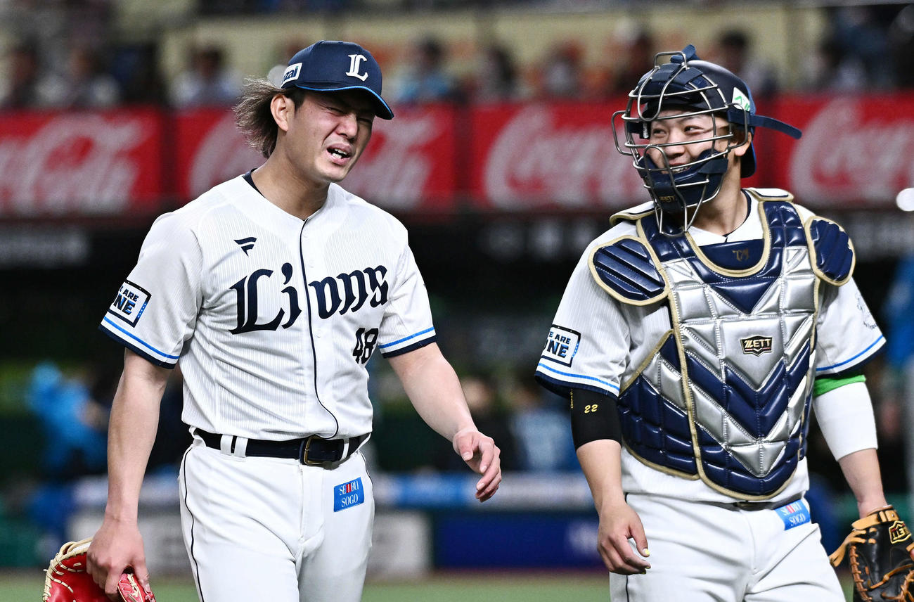 西武対日本ハム　7回表に先制を許した西武先発の今井（左）は厳しい表情で引き揚げる。捕手古賀悠（撮影・滝沢徹郎）