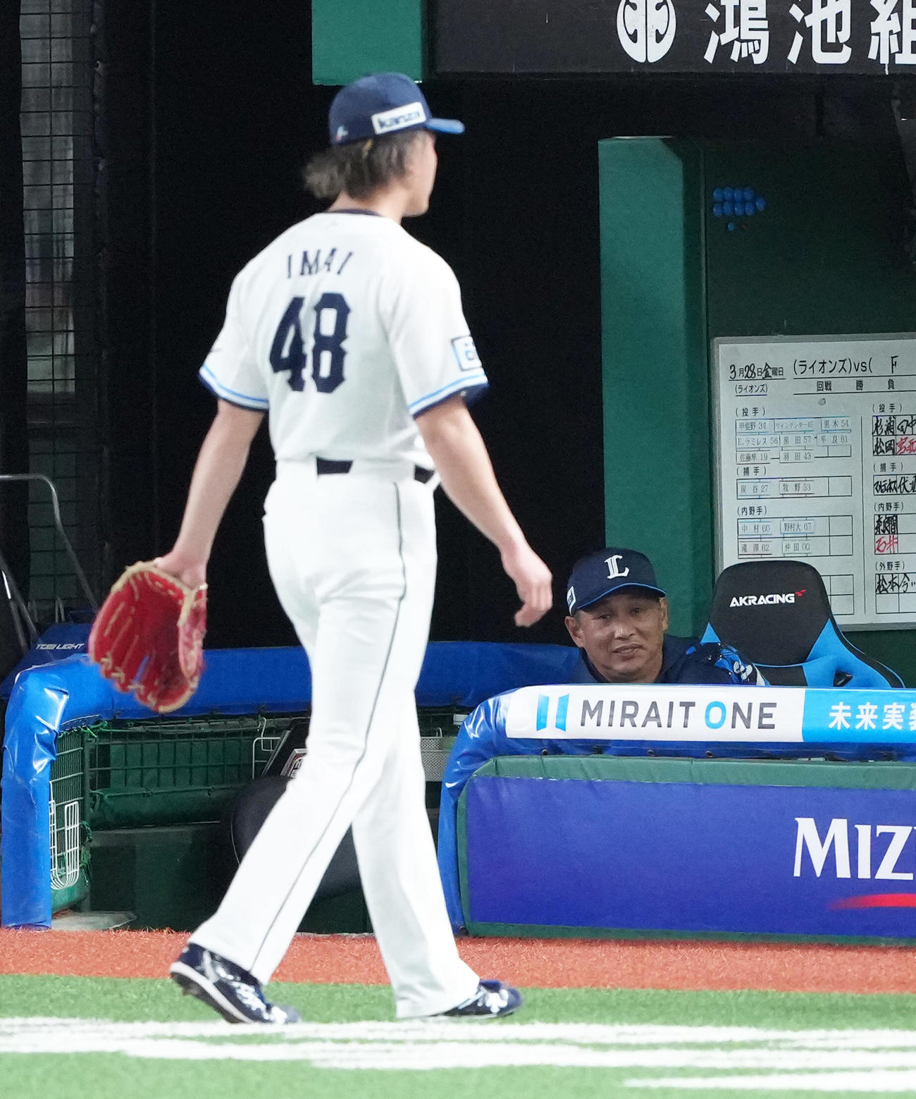 西武対日本ハム　4回表日本ハム2死、野村佑希を遊ゴロに仕留めた今井（手前）を笑顔で見つめる西口監督（撮影・足立雅史）