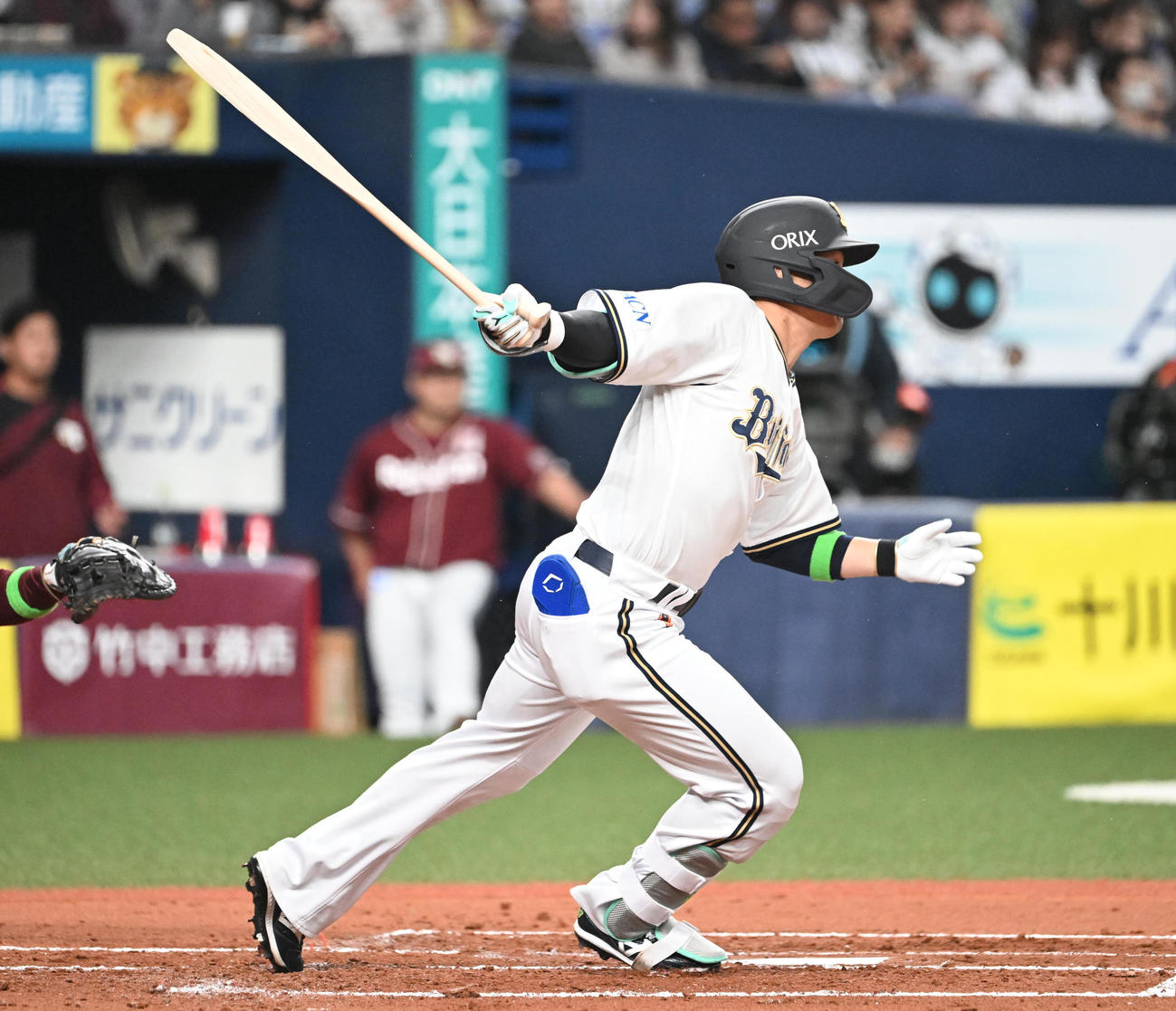 オリックス対楽天　2回裏オリックス1死、バットを折りながら二塁内野安打を放つ西川（撮影・和賀正仁）