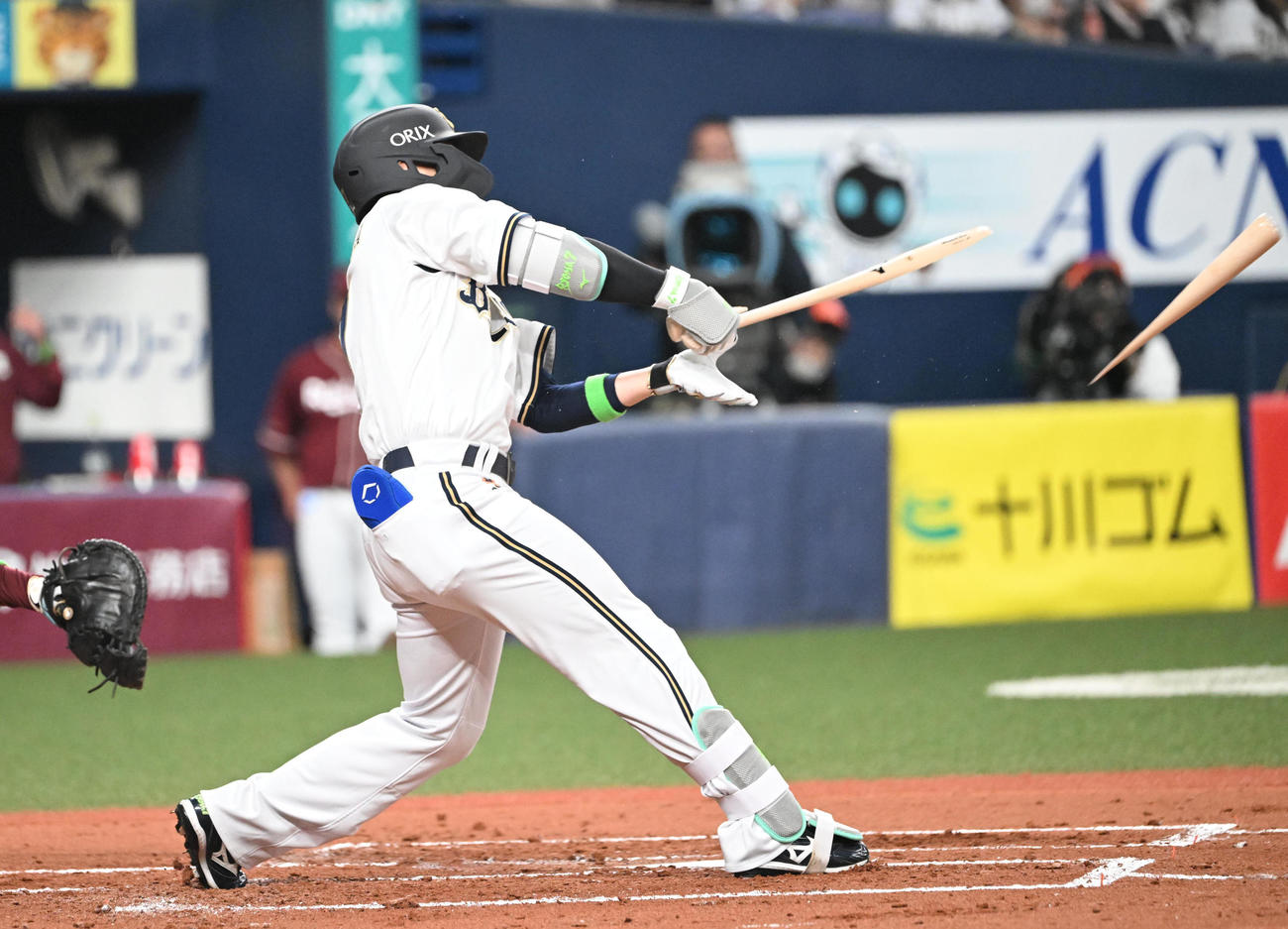 オリックス対楽天　2回裏オリックス1死、バットを折りながら二塁内野安打を放つ西川（撮影・和賀正仁）