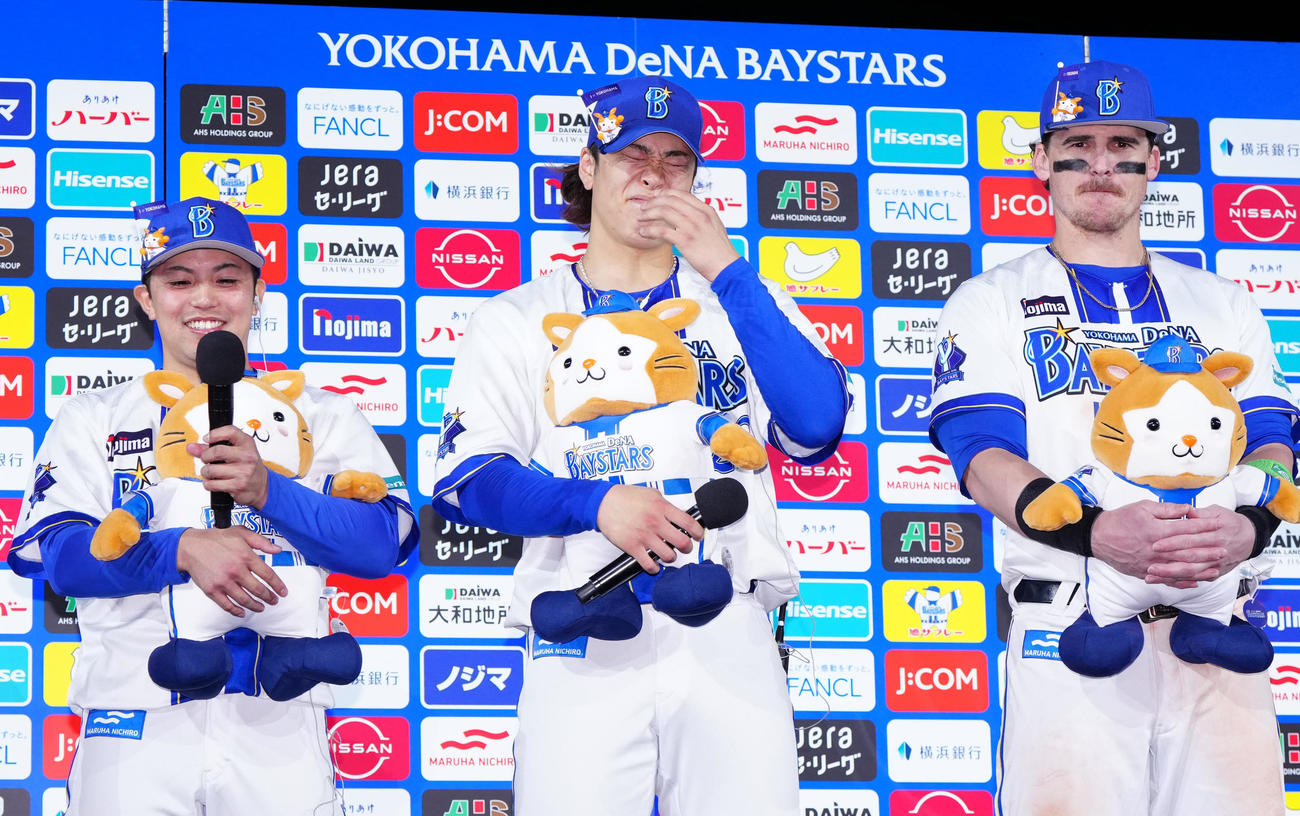 DeNA対中日　試合後、お立ち台に上がるDeNAの選手たち。左から東、入江、オースティン（撮影・江口和貴）