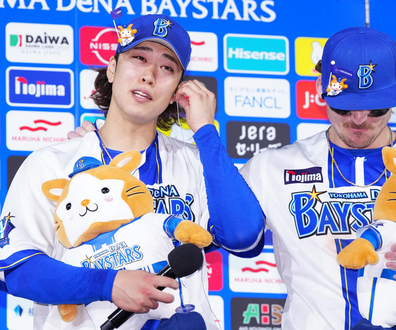 DeNA対中日　試合後、お立ち台に上がるDeNA入江（左）（撮影・江口和貴）