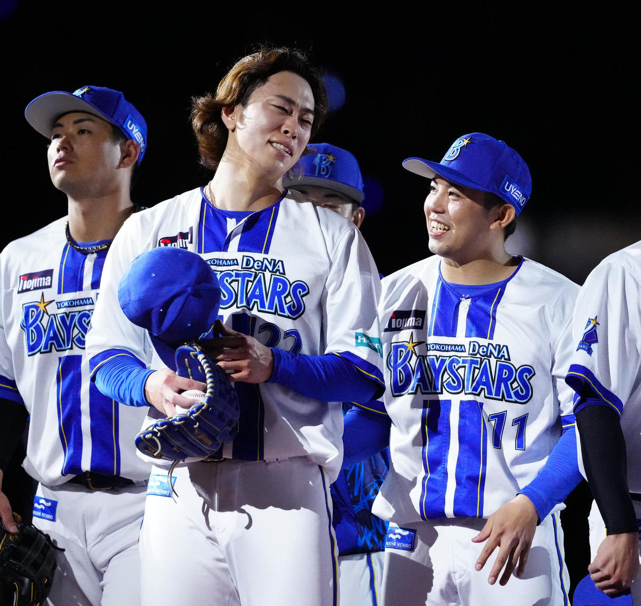DeNA対中日　試合後、DeNA入江（中央）と言葉を交わす東（撮影・江口和貴）