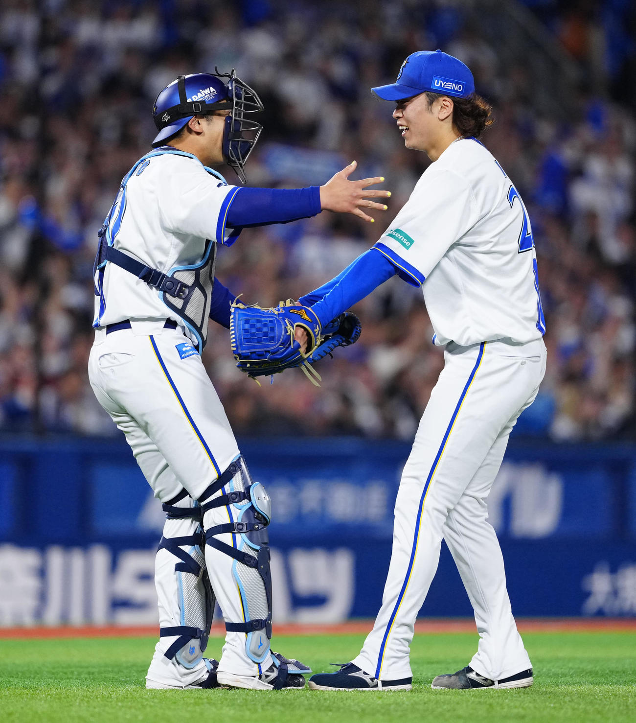 DeNA対中日　試合後、DeNA捕手山本（左）と勝利を喜ぶ入江（撮影・江口和貴）