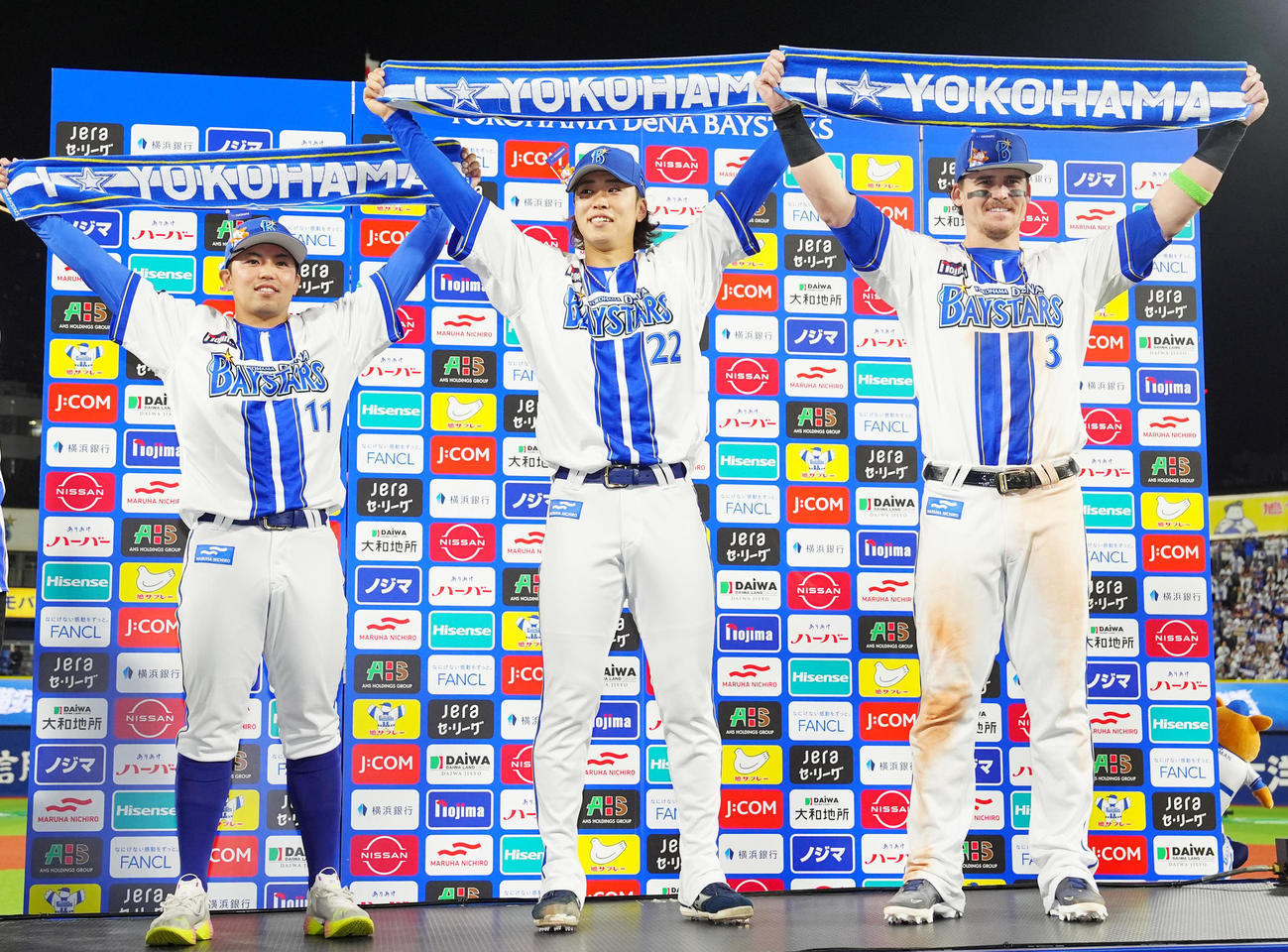 DeNA対中日　試合後、お立ち台に上がるDeNAの選手たち。左から東、入江、オースティン（撮影・江口和貴）