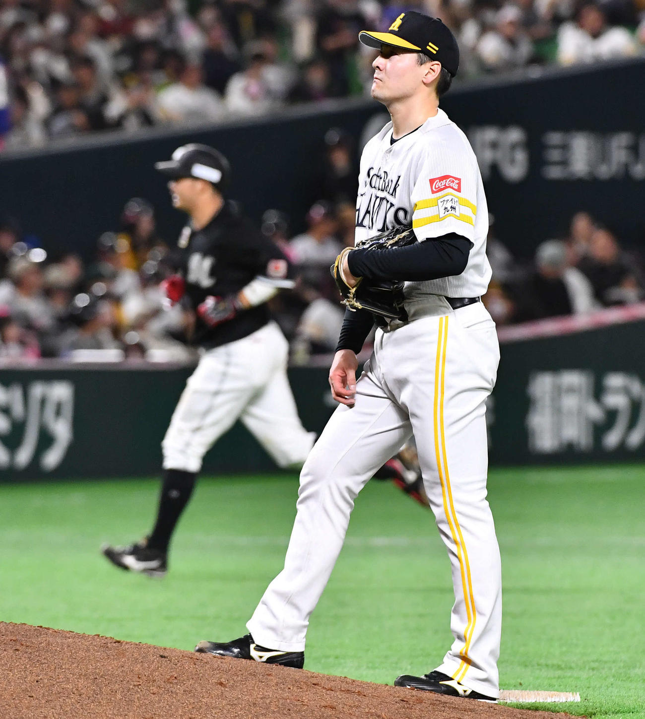 ソフトバンク対ロッテ　6回表ロッテ2死一塁、佐藤（左）に右越え2点本塁打を打たれた有原（撮影・岩下翔太）