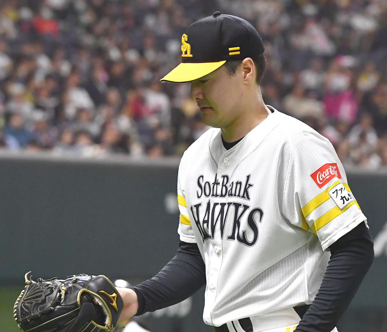 ソフトバンク対ロッテ　6回表、6失点した有原は厳しい表情でベンチへ戻る（撮影・岩下翔太）