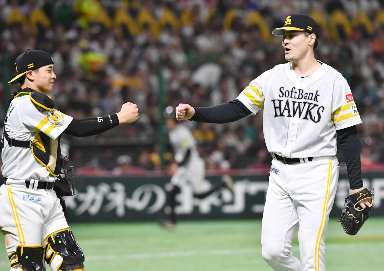 ソフトバンク対ロッテ　4回表を抑え、谷川原（左）とグータッチを交わしながらベンチへ戻る有原（撮影・岩下翔太）
