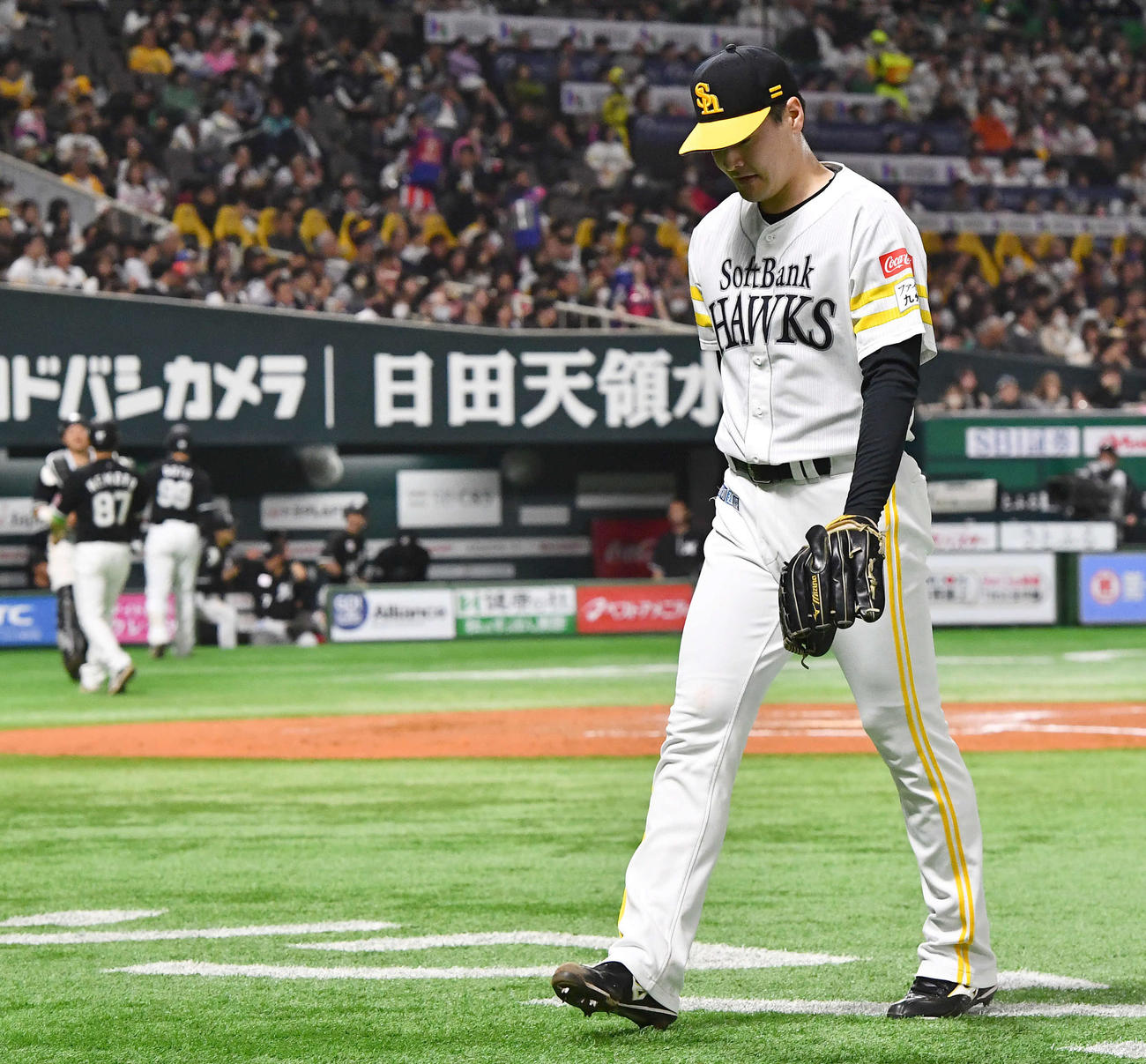 ソフトバンク対ロッテ　6回表、6失点した有原は厳しい表情でベンチへ戻る（撮影・岩下翔太）