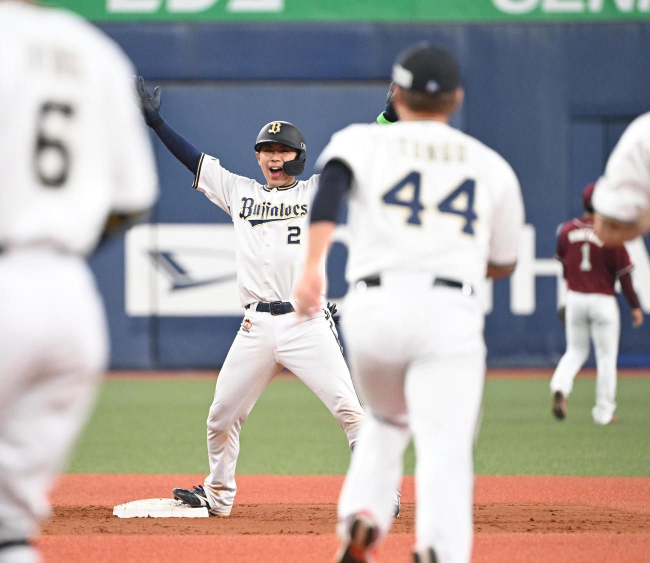 オリックス対楽天　9回裏オリックス2死二塁、サヨナラ打を放ちバンザイする若月（撮影・和賀正仁）