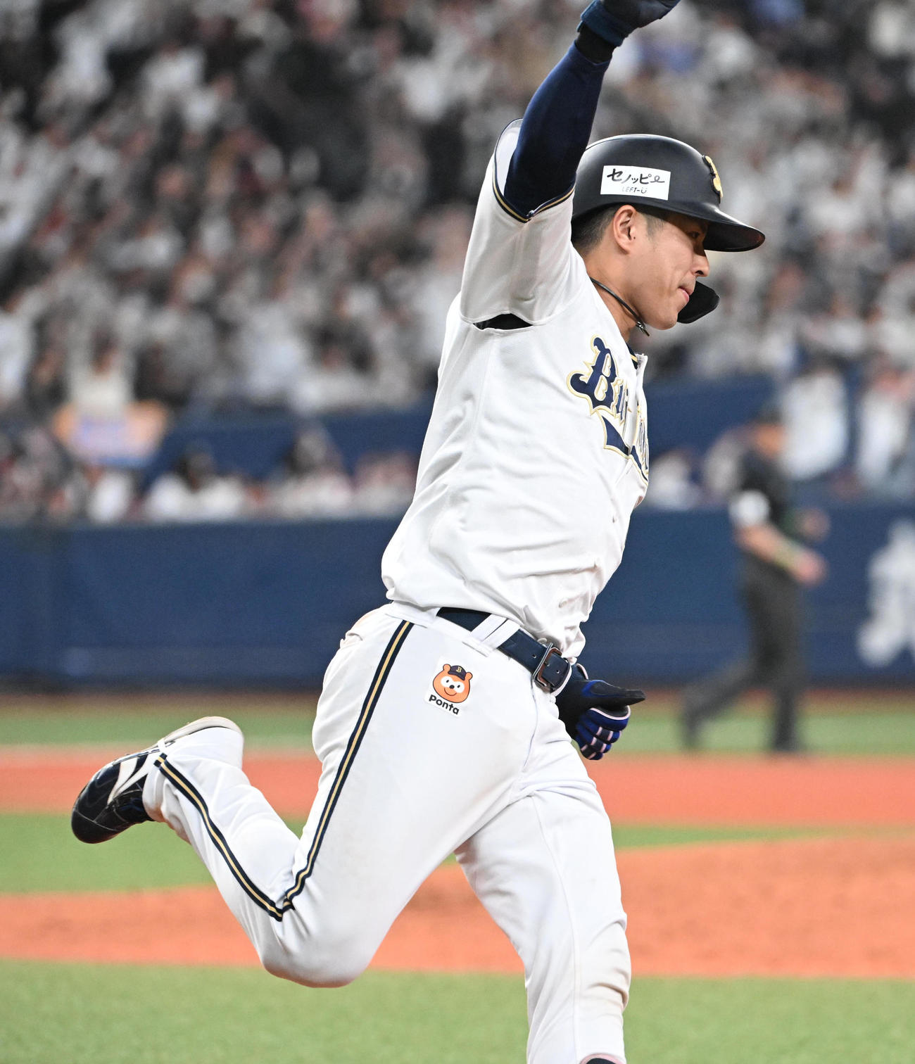 オリックス対楽天　9回裏オリックス2死二塁、中越えにサヨナラ二塁打を放ちガッツポーズする若月（撮影・和賀正仁）
