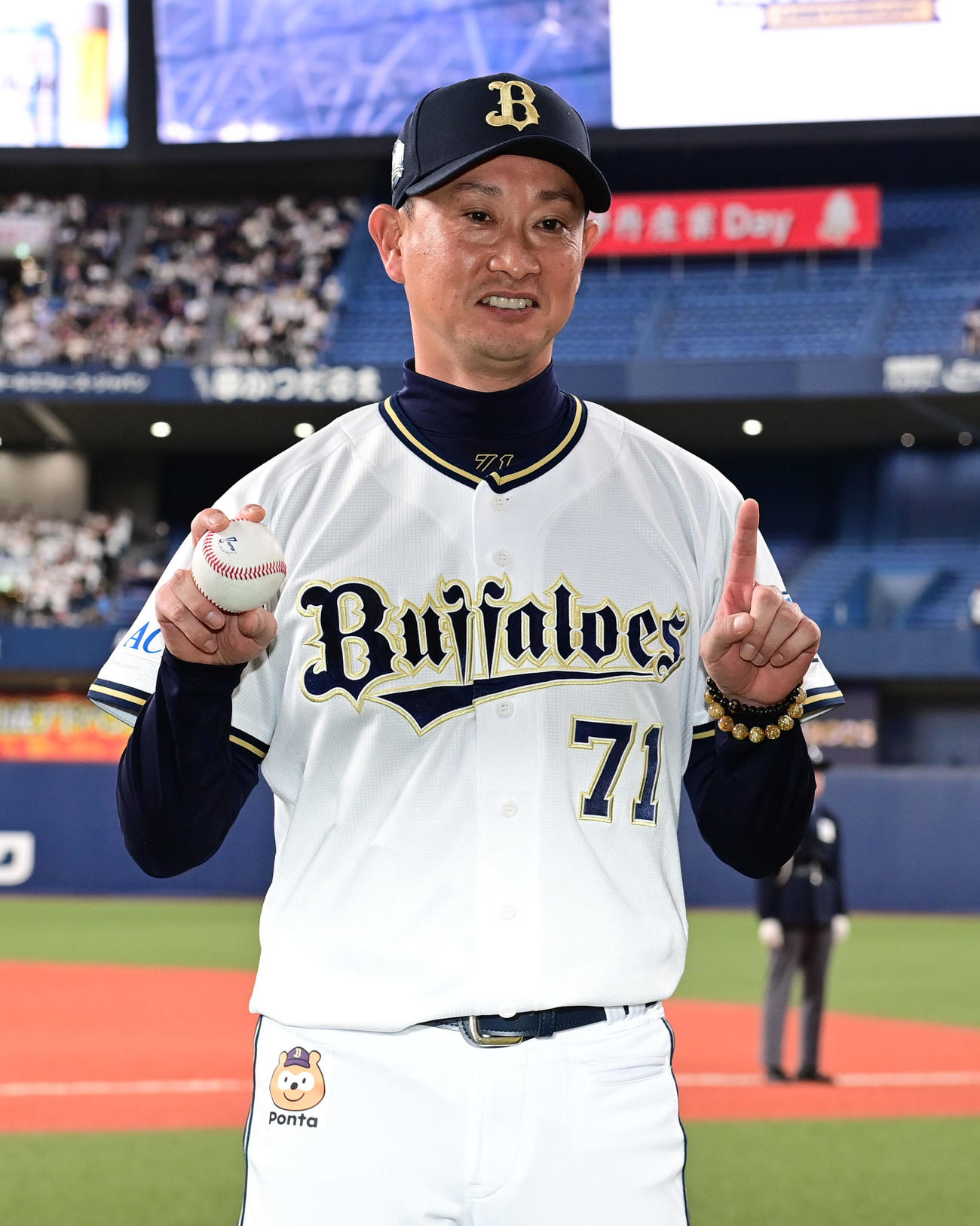 オリックス対楽天　監督初勝利を挙げ勝利球を手に笑顔のオリックス岸田監督（撮影・和賀正仁）