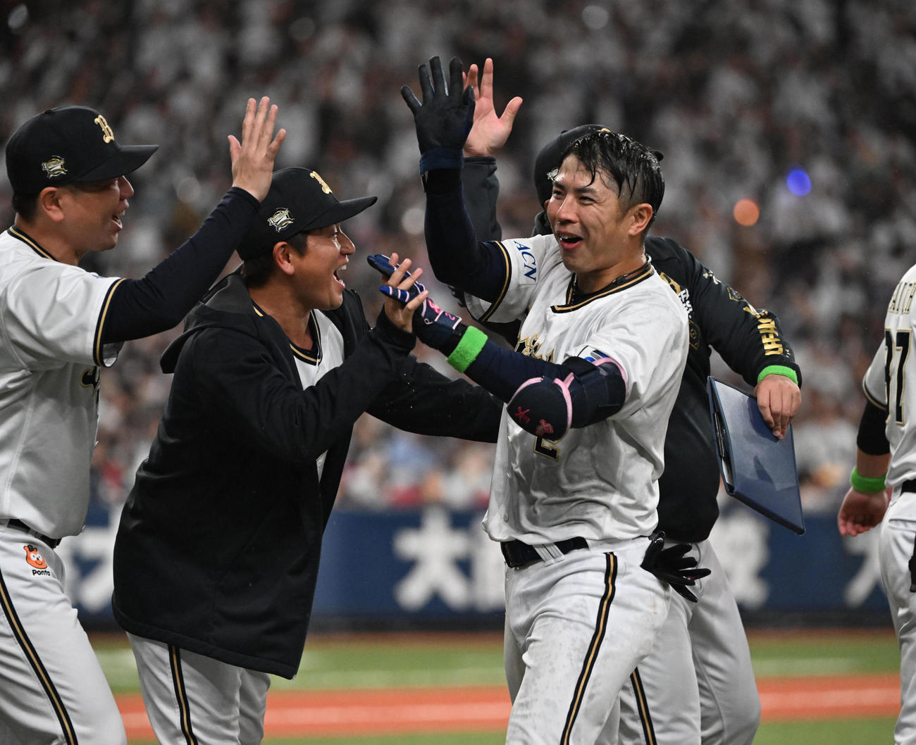 オリックス対楽天　9回裏オリックス2死二塁、サヨナラ打を放った若月はナインとハイタッチ（撮影・和賀正仁）