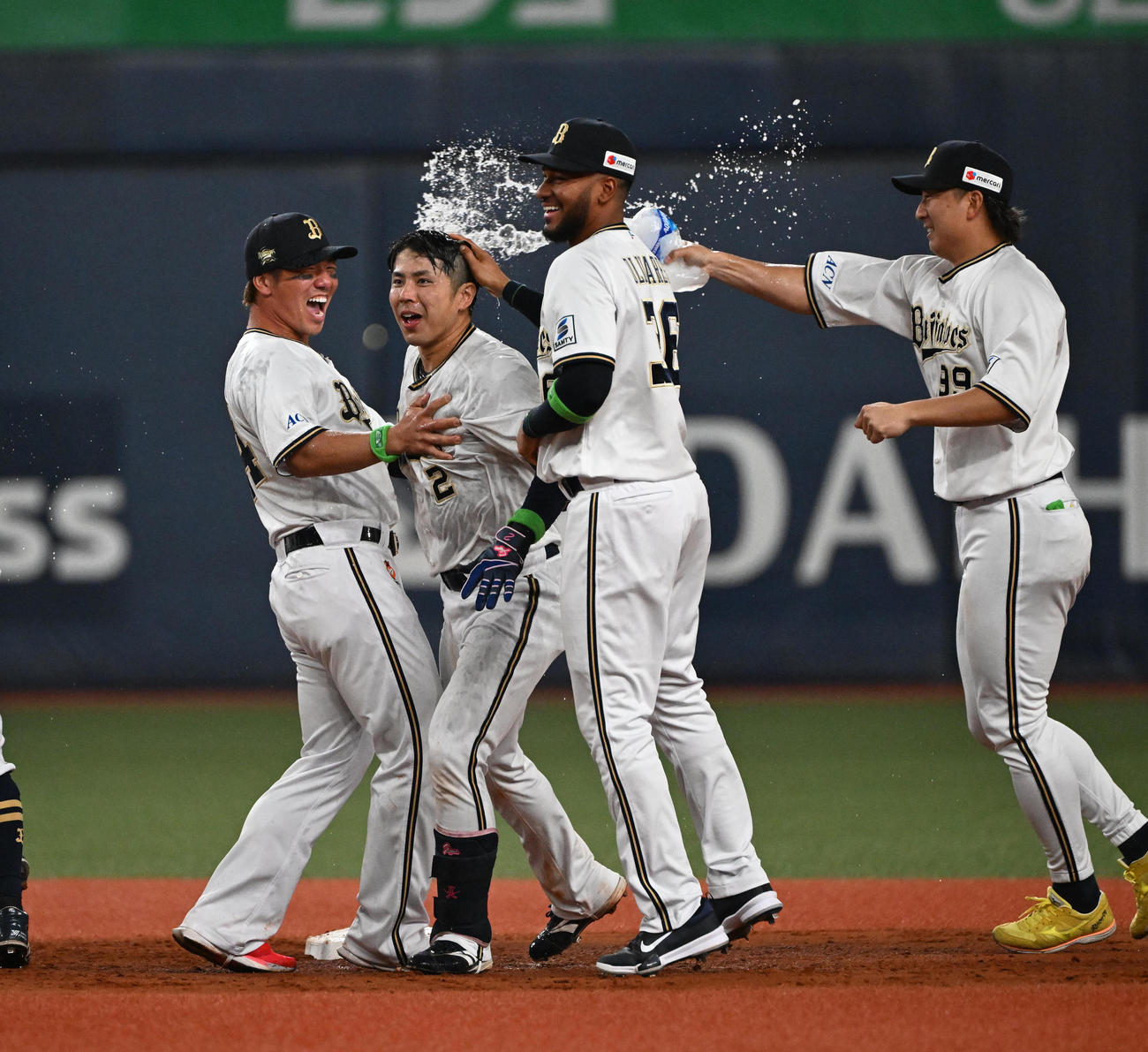 オリックス対楽天　9回裏オリックス2死二塁、サヨナラ打を放った若月はナインからウオーターシャワーを浴びる（撮影・和賀正仁）