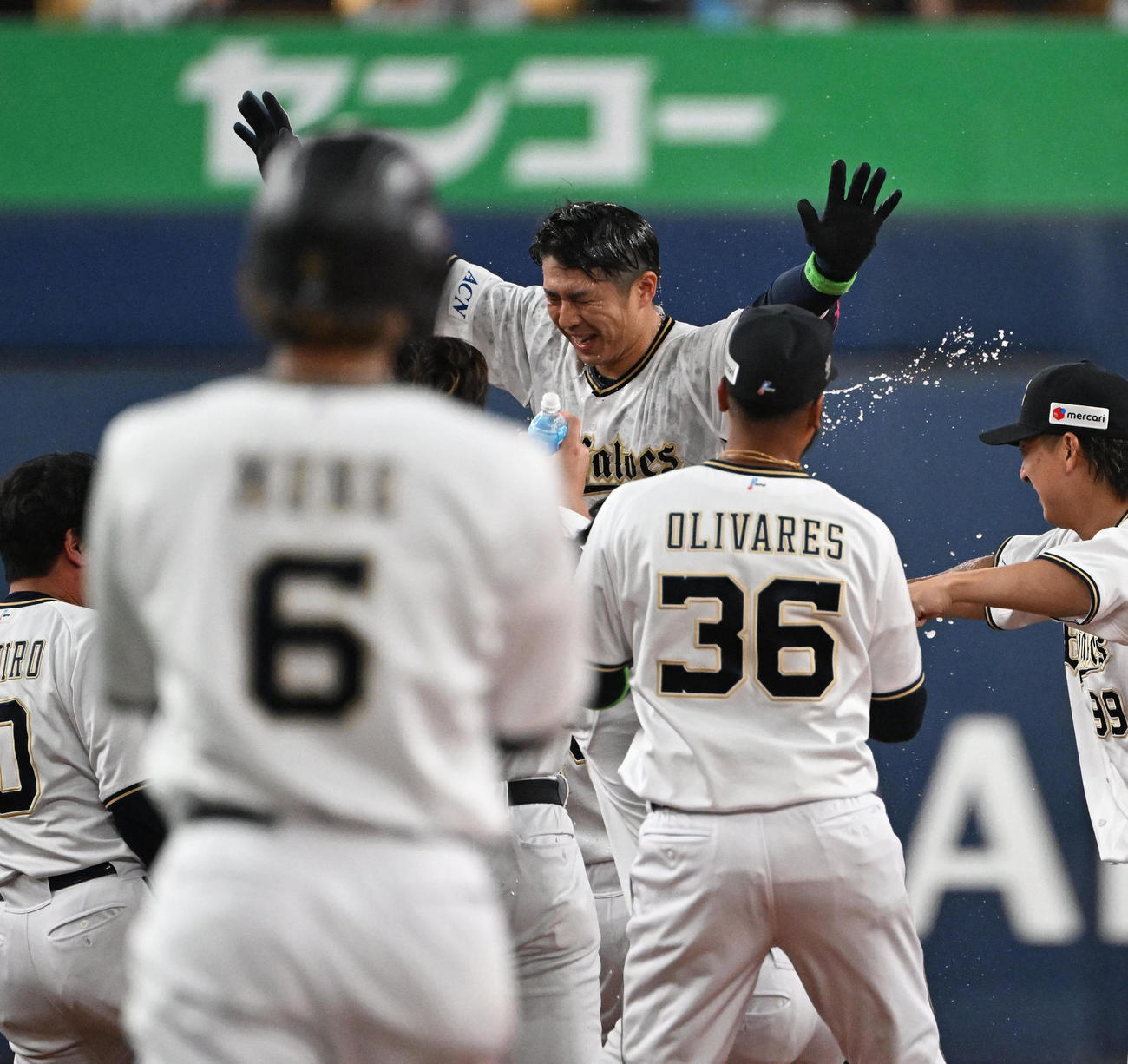オリックス対楽天　9回裏オリックス2死二塁、サヨナラ打を放ちバンザイする若月（撮影・和賀正仁）