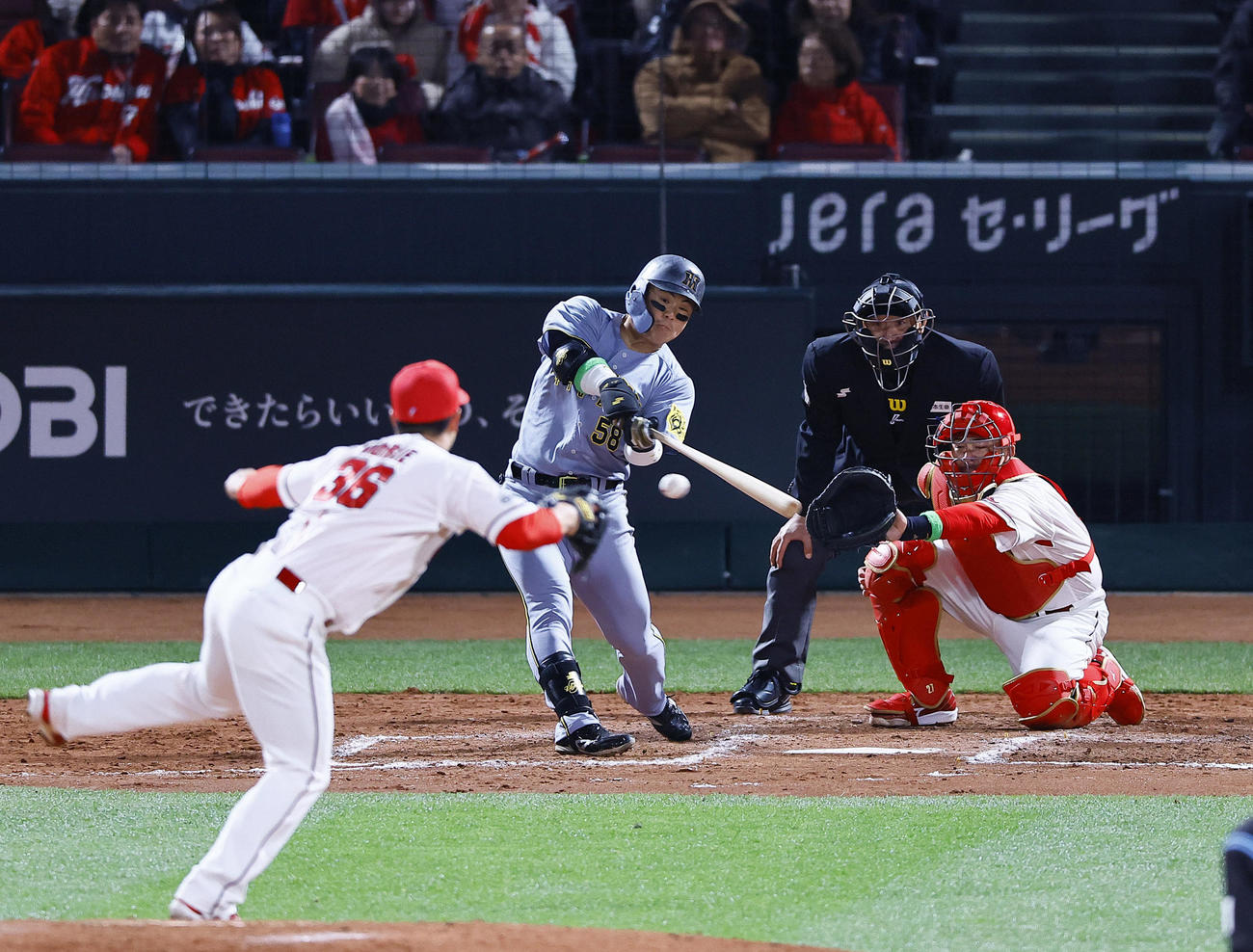 広島対阪神　8回表阪神2死一、三塁、前川は右前に適時打を放つ（撮影・藤尾明華）