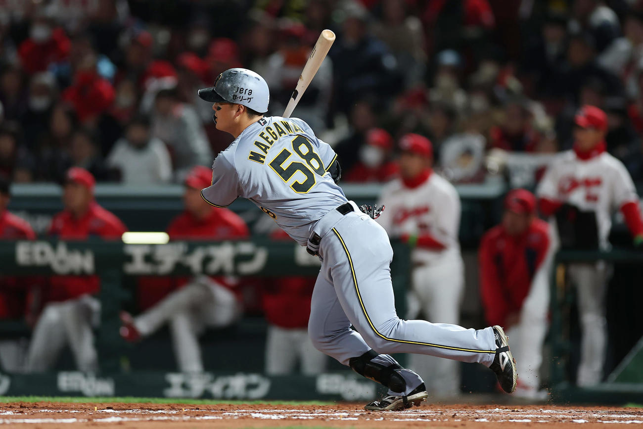 広島対阪神　8回表阪神2死一、三塁、右前適時打を放つ前川（撮影・前田充）