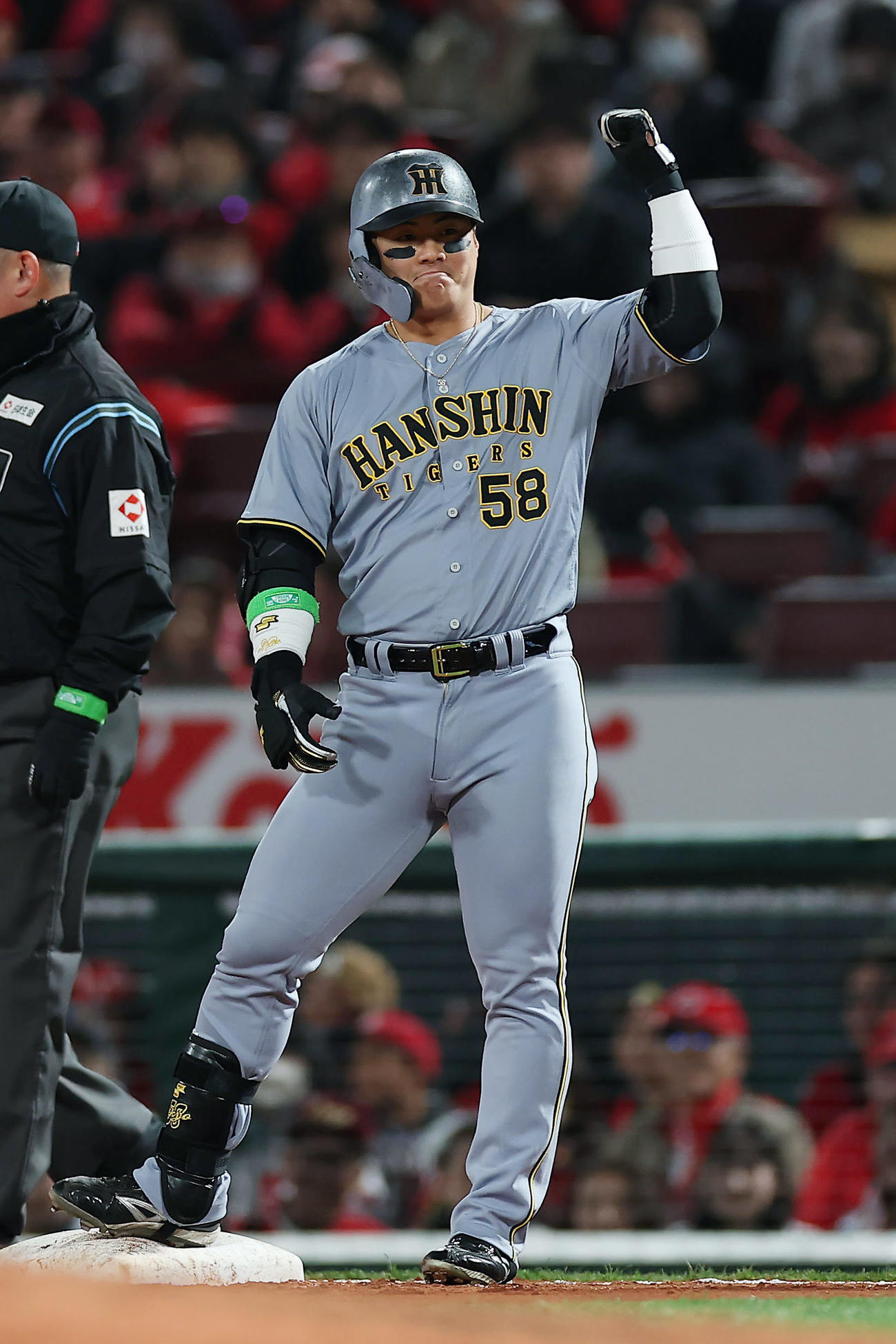 広島対阪神　8回表阪神2死一、三塁、右前適時打を放ち、ガッツポーズする前川（撮影・前田充）