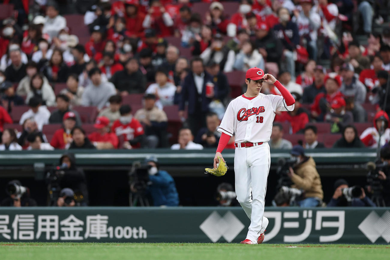 広島対阪神　開幕戦のマウンドに向かう広島森下（撮影・前田充）