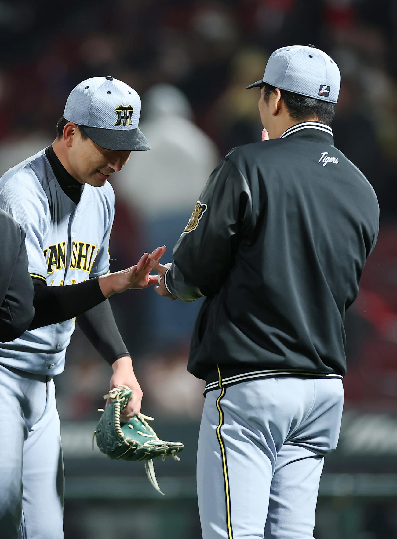 広島対阪神　広島に勝利し、阪神藤川監督（右）に勝利球を渡す岩崎（撮影・前田充）